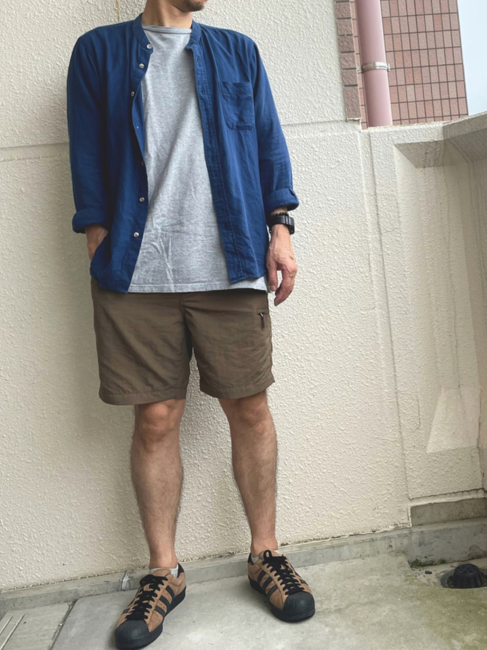 「スニーカー、カジュアル、シャツ、短パン、夏コーデ、スーパースター」｜「UNIQLOのナイロンアクティブショートパンツ（その他パンツ、ブラウン系）」を使った、gozou12345さん（メンズ・175cm）の夏コーディネートの1枚目の写真
