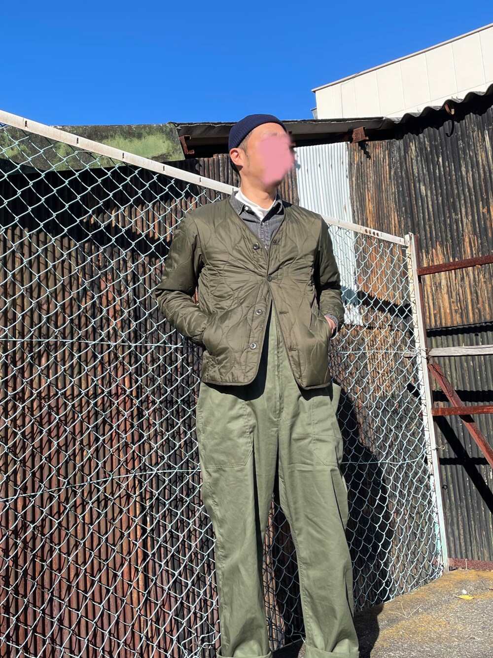 「春コーデ、緑、グリーン、グリーンコーデ、ミリタリー、ワーク」｜「DickiesのDickies ディッキーズ ジップオーバーオール（サロペット/オーバーオール、グリーン系）」を使った、gozou12345さん（メンズ・175cm）の冬コーディネートの1枚目の写真