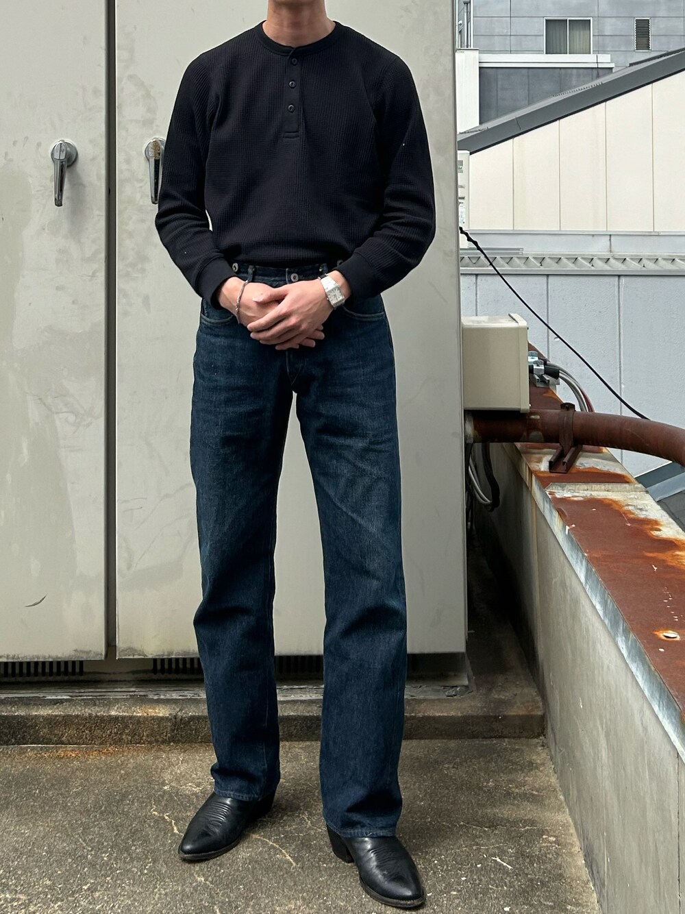 「OLD JOE & CO.のアイテム（デニムパンツ、ブルー系）」を使った、二軒茶屋さん（メンズ・178cm）の春コーディネートの1枚目の写真