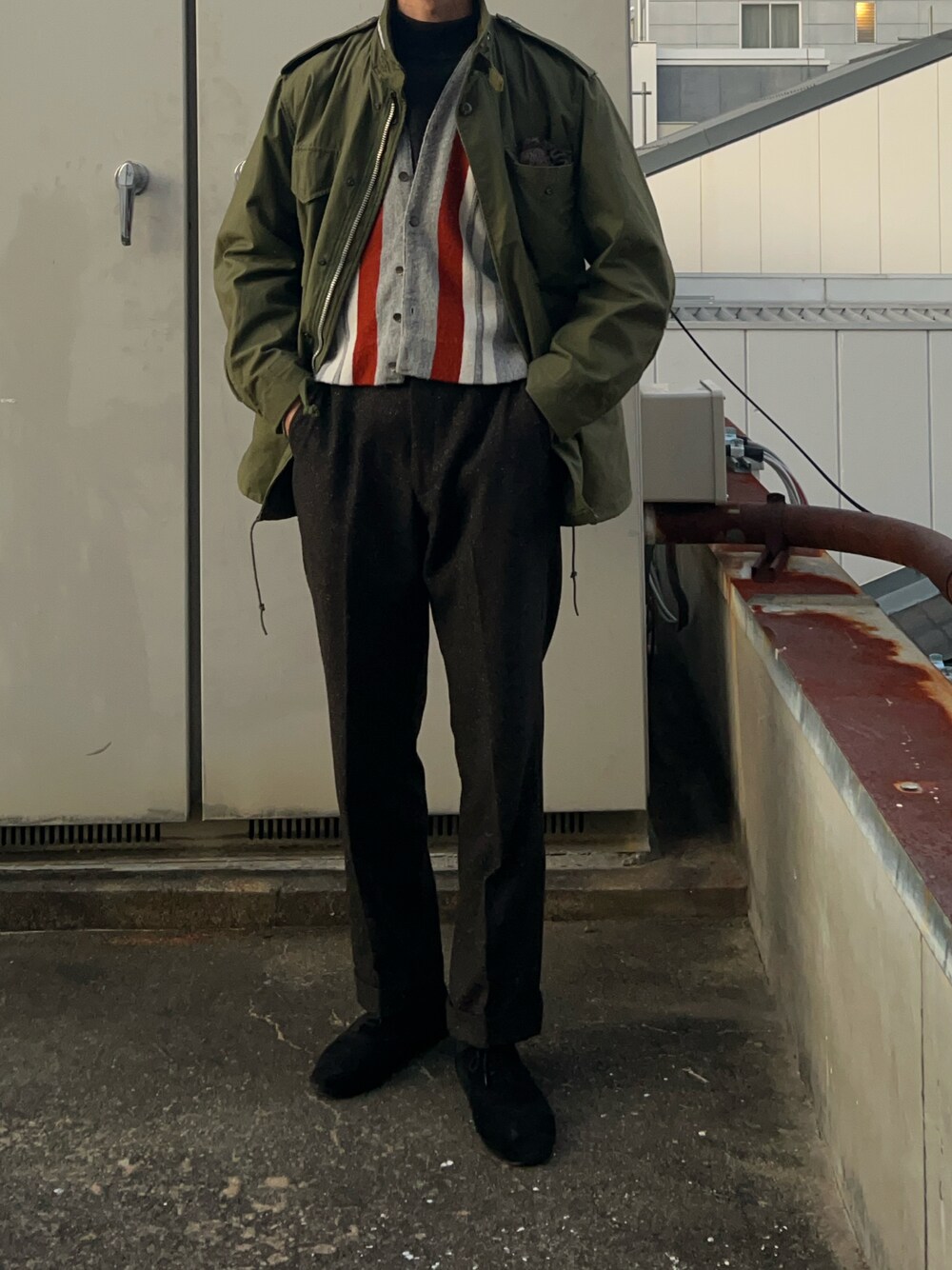 「VINTAGEのアイテム（ニット/セーター、グレー系）」を使った、二軒茶屋さん（メンズ・178cm）の冬コーディネートの1枚目の写真