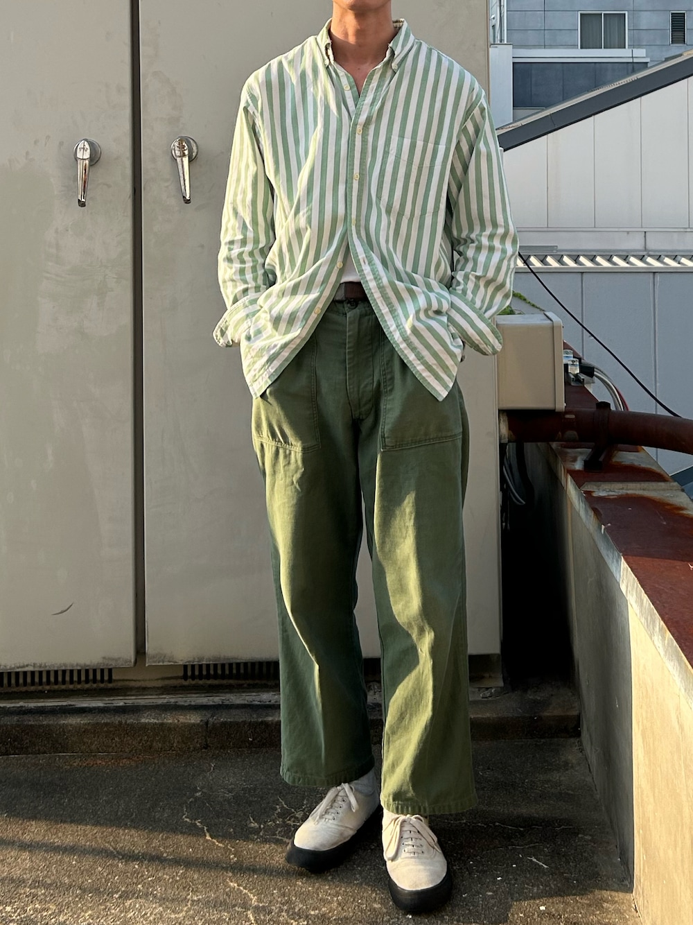 「J.CREWのアイテム（シャツ/ブラウス、グリーン系）」を使った、二軒茶屋さん（メンズ・178cm）の夏コーディネートの1枚目の写真