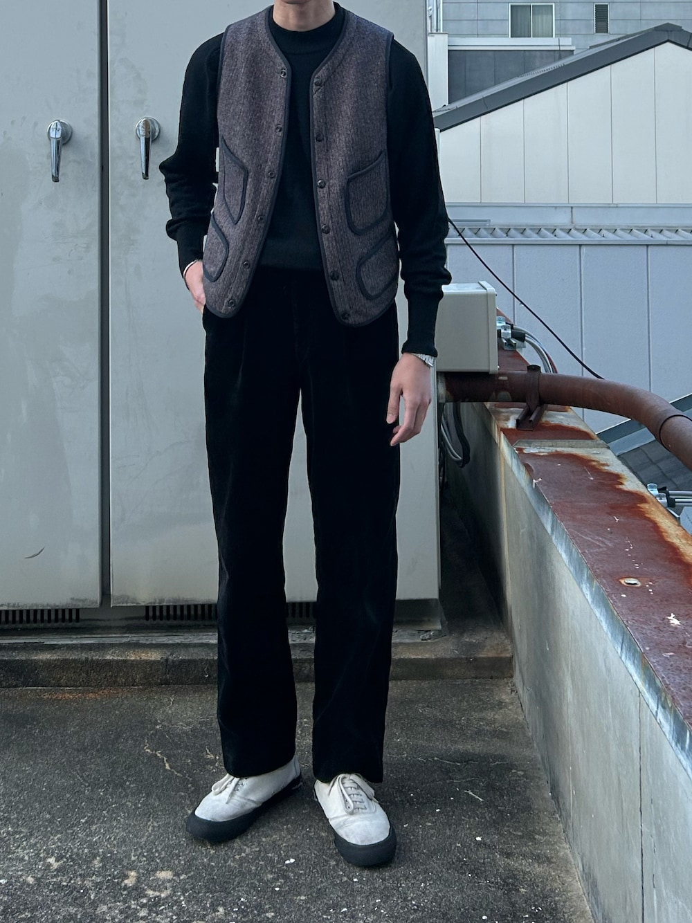 「ANATOMICAのアイテム（ベスト、グレー系）」を使った、二軒茶屋さん（メンズ・178cm）の秋コーディネートの1枚目の写真