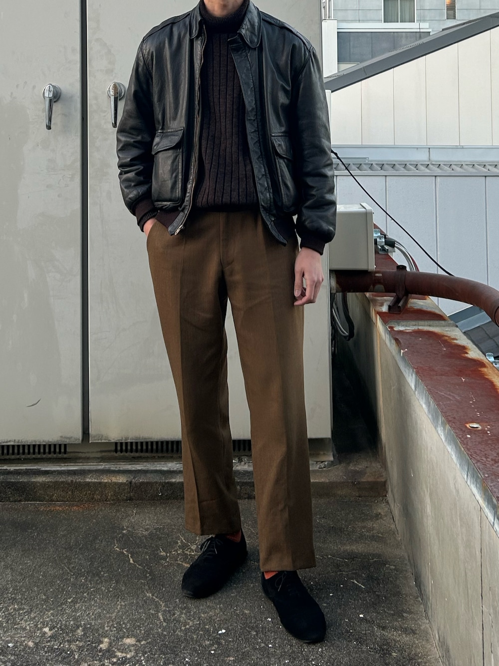 「british armyのbritish army No2 dress trousers（スラックス、ブラウン系）」を使った、二軒茶屋さん（メンズ・178cm）の冬コーディネートの1枚目の写真
