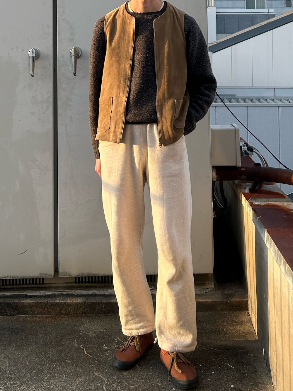 「OLD JOE & CO.のアイテム（スウェットパンツ、ホワイト系）」を使った、二軒茶屋さん（メンズ・178cm）の春コーディネートの1枚目の写真