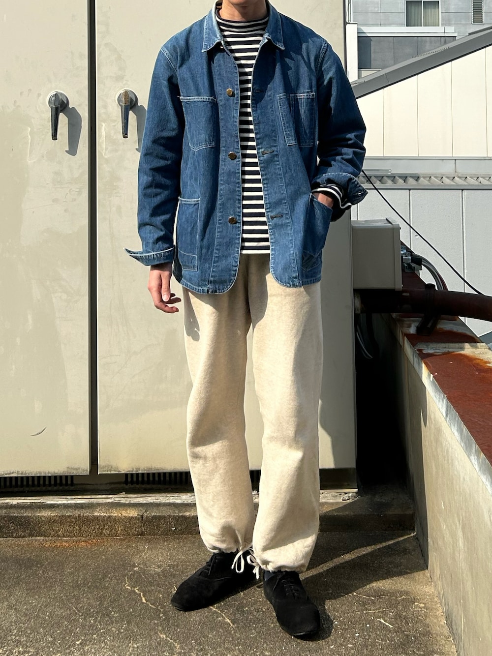 「OLD JOE & CO.のアイテム（スウェットパンツ、ホワイト系）」を使った、二軒茶屋さん（メンズ・178cm）の春コーディネートの1枚目の写真