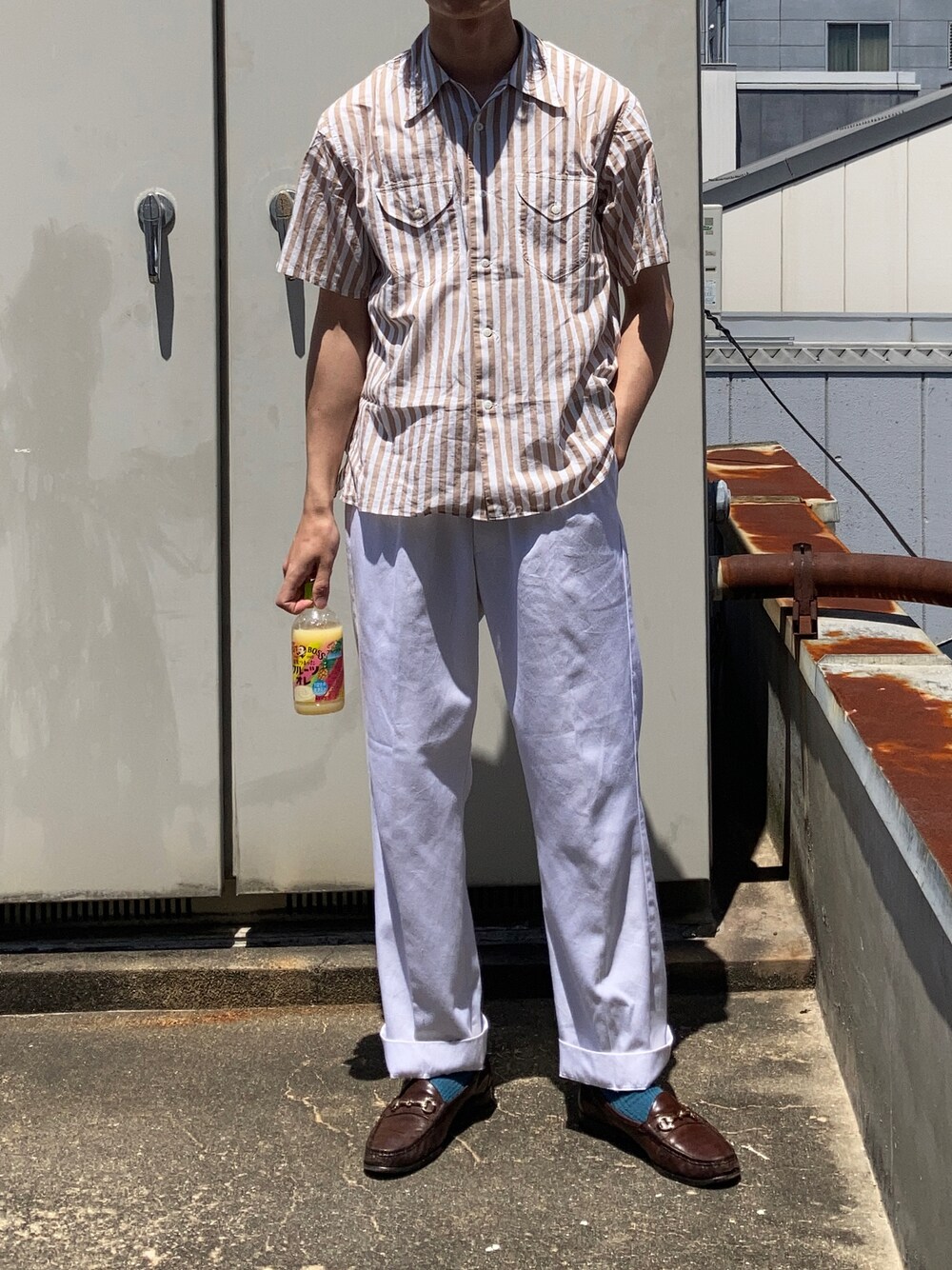 「royal navyのアイテム（スラックス、ホワイト系）」を使った、二軒茶屋さん（メンズ・178cm）の春コーディネートの1枚目の写真