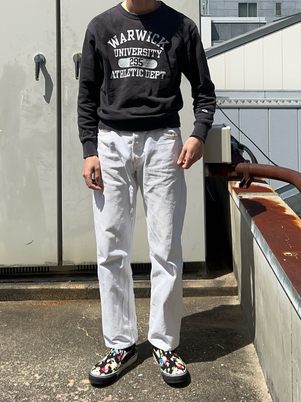 「Levi'sのアイテム（デニムパンツ、ホワイト系）」を使った、二軒茶屋さん（メンズ・178cm）の春コーディネートの1枚目の写真