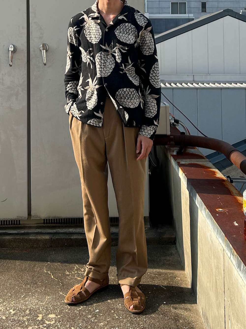 「G&F Co.のアイテム（シャツ/ブラウス、ブラック系）」を使った、二軒茶屋さん（メンズ・178cm）の夏コーディネートの1枚目の写真