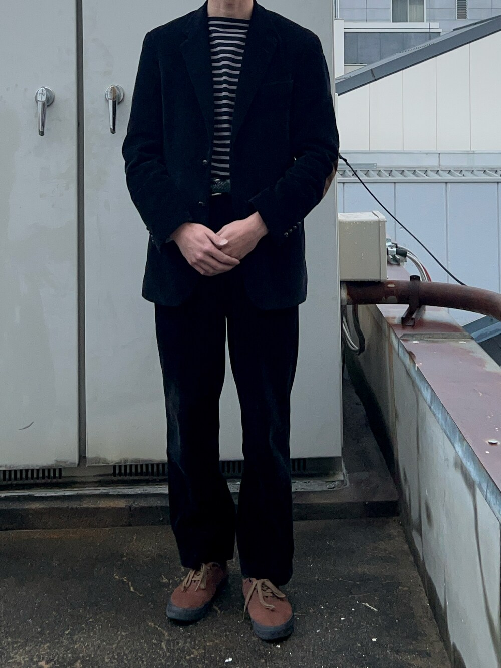 「BURBERRYのアイテム（スラックス、ブラック系）」を使った、二軒茶屋さん（メンズ・178cm）の春コーディネートの1枚目の写真