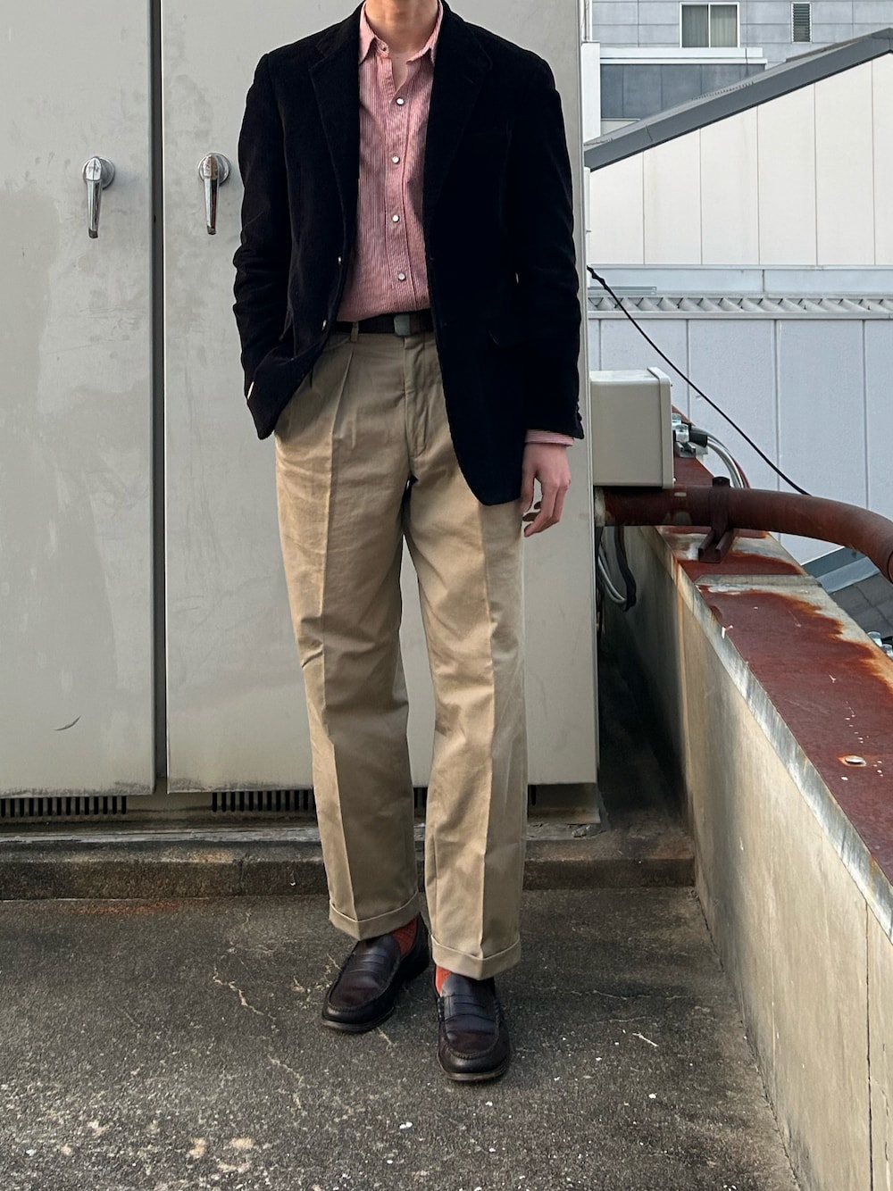 「POLO RALPH LAURENのアイテム（テーラードジャケット、ブラック系）」を使った、二軒茶屋さん（メンズ・178cm）の春コーディネートの1枚目の写真