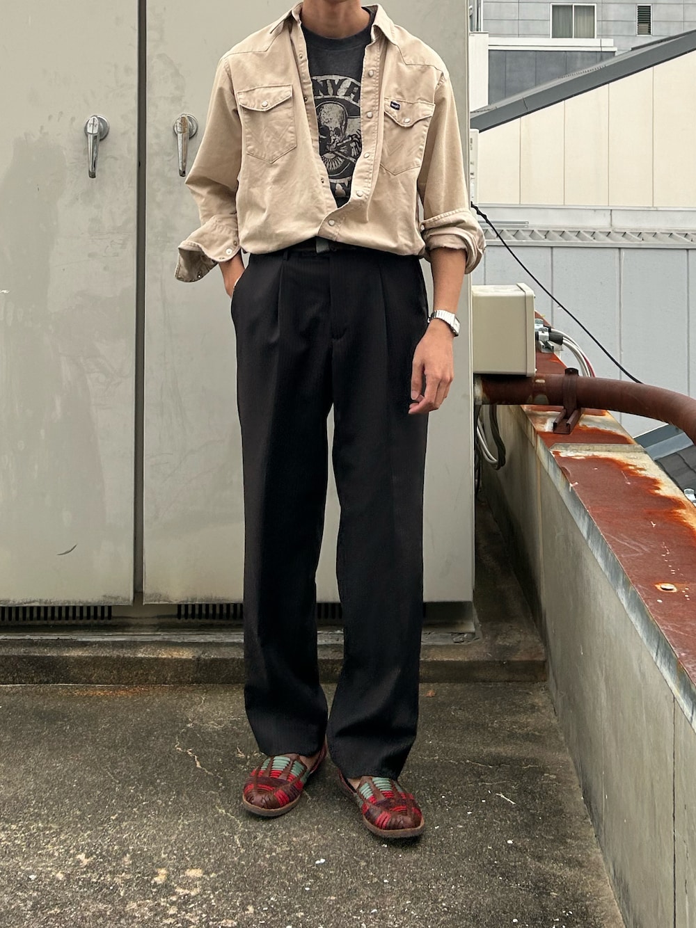 「ALSTYLE APPAREL&ACTIVEWEARのアイテム（Tシャツ/カットソー、グレー系）」を使った、二軒茶屋さん（メンズ・178cm）の秋コーディネートの1枚目の写真