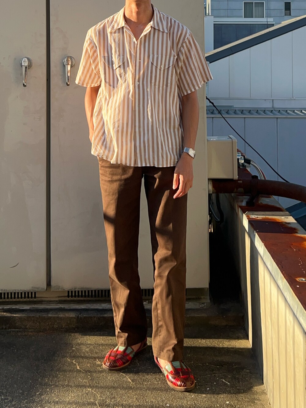 「CHAMULAのアイテム（サンダル、その他）」を使った、二軒茶屋さん（メンズ・178cm）の夏コーディネートの1枚目の写真