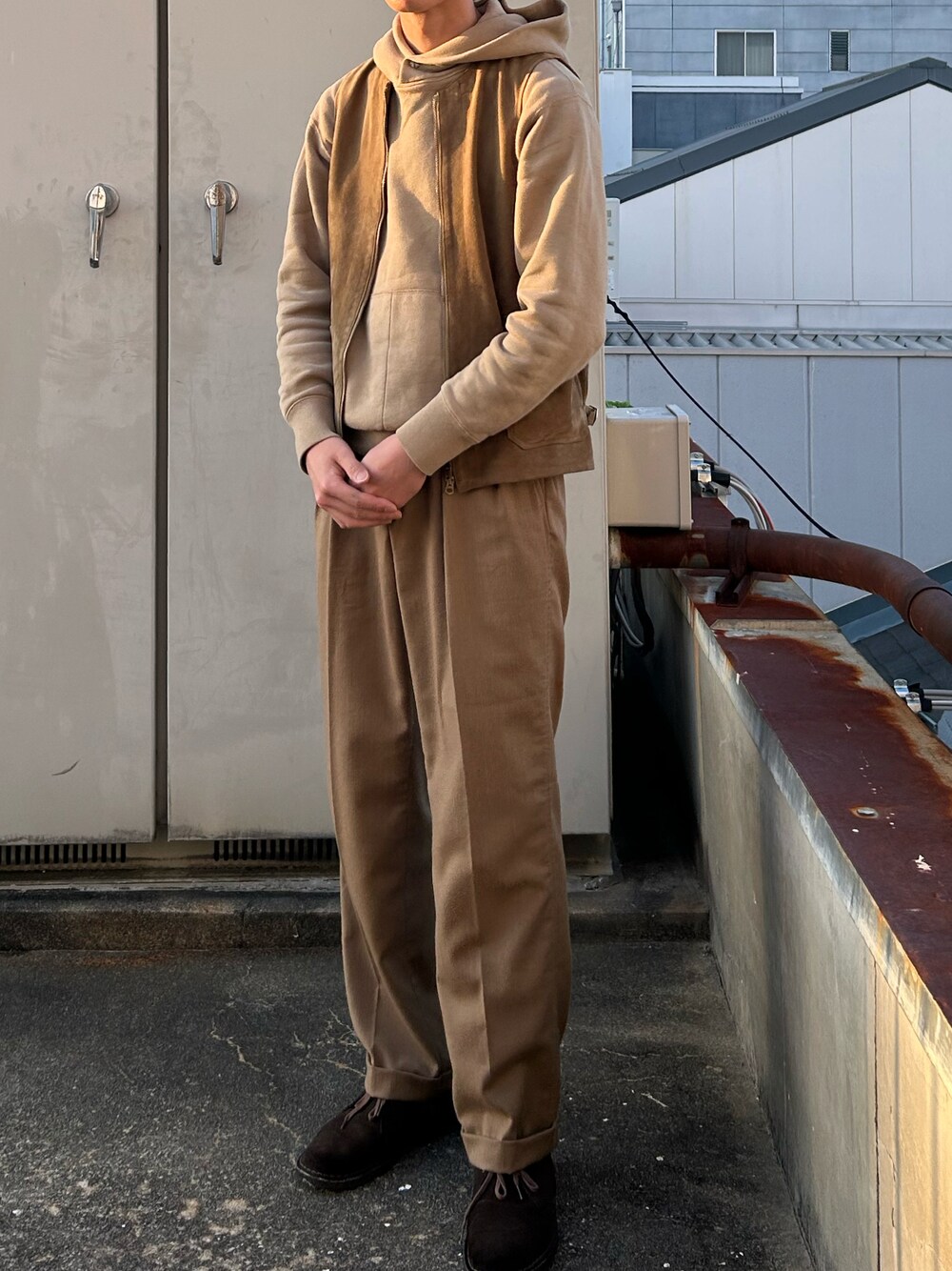 「ClarksのDesert Boot    /メンズ デザートブーツ (ブラウンスエード)（ブーツ、ブラウン系）」を使った、二軒茶屋さん（メンズ・178cm）の春コーディネートの1枚目の写真