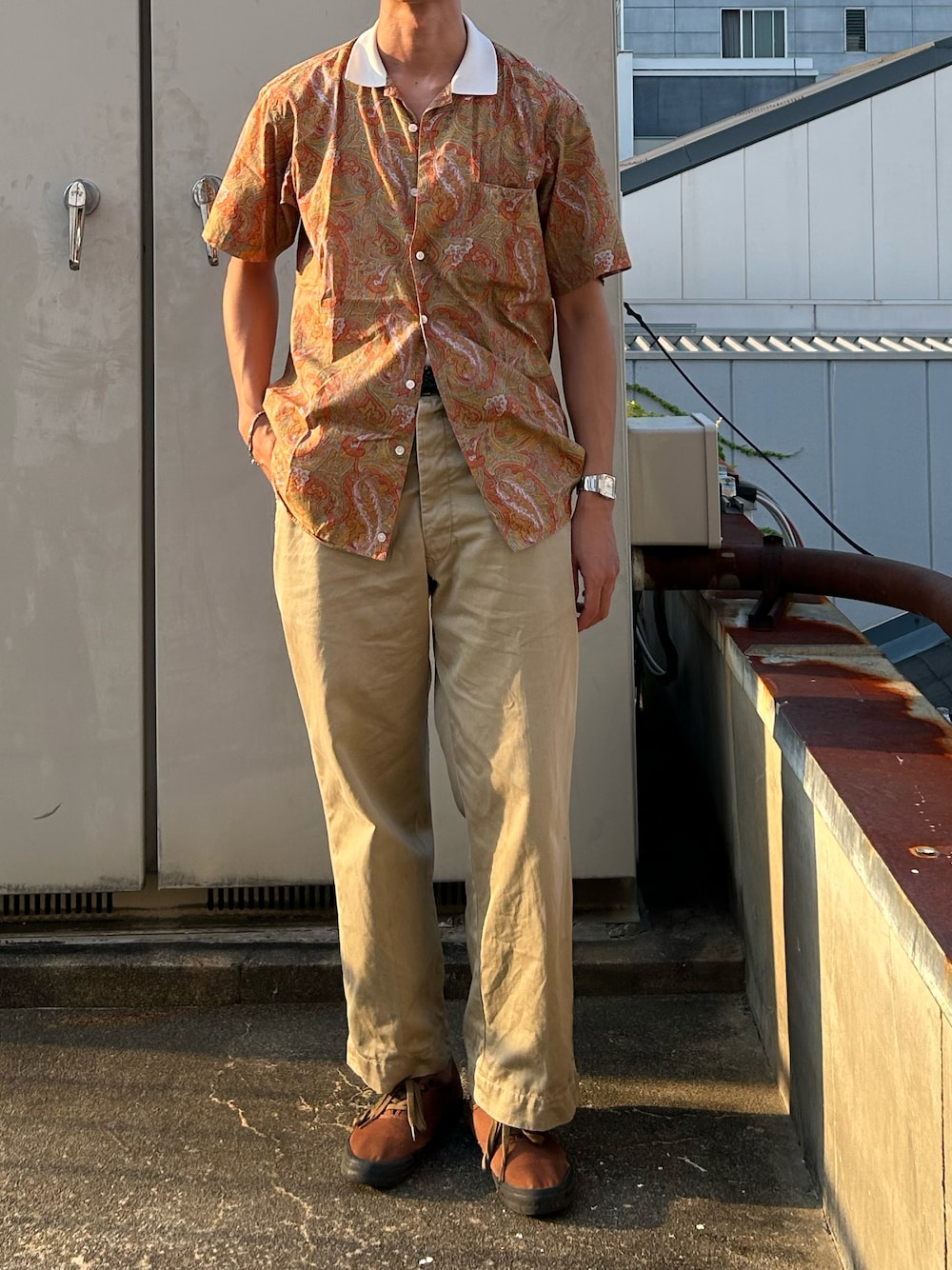 オレンジ系のシャツ/ブラウスを着用したメンズの夏コーディネートの1枚目の写真