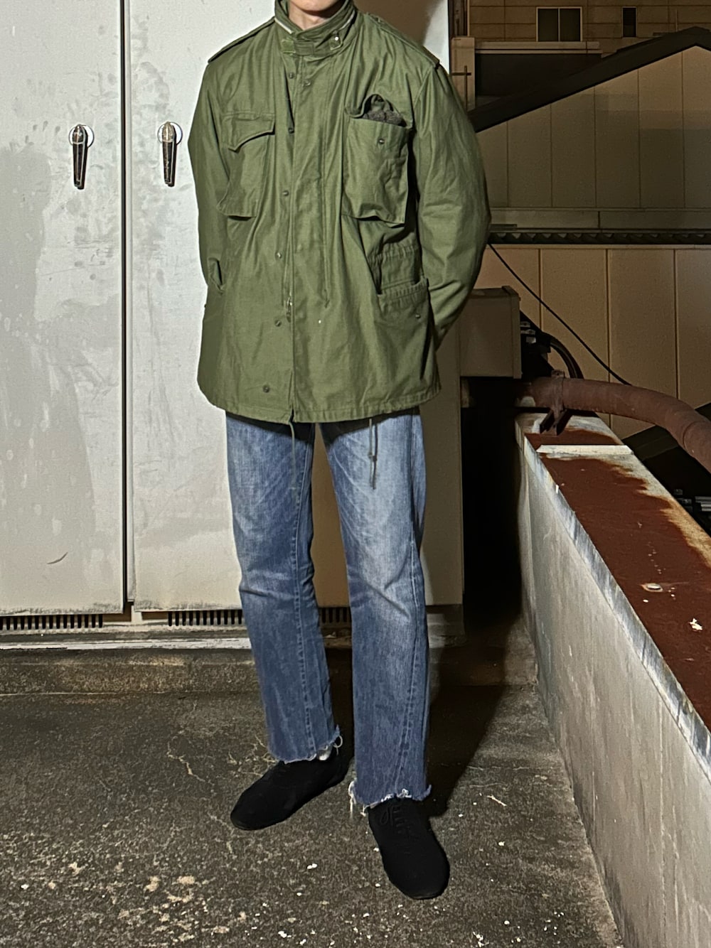 「MILITARYのアイテム（ミリタリージャケット、グリーン系）」を使った、二軒茶屋さん（メンズ・178cm）の冬コーディネートの1枚目の写真
