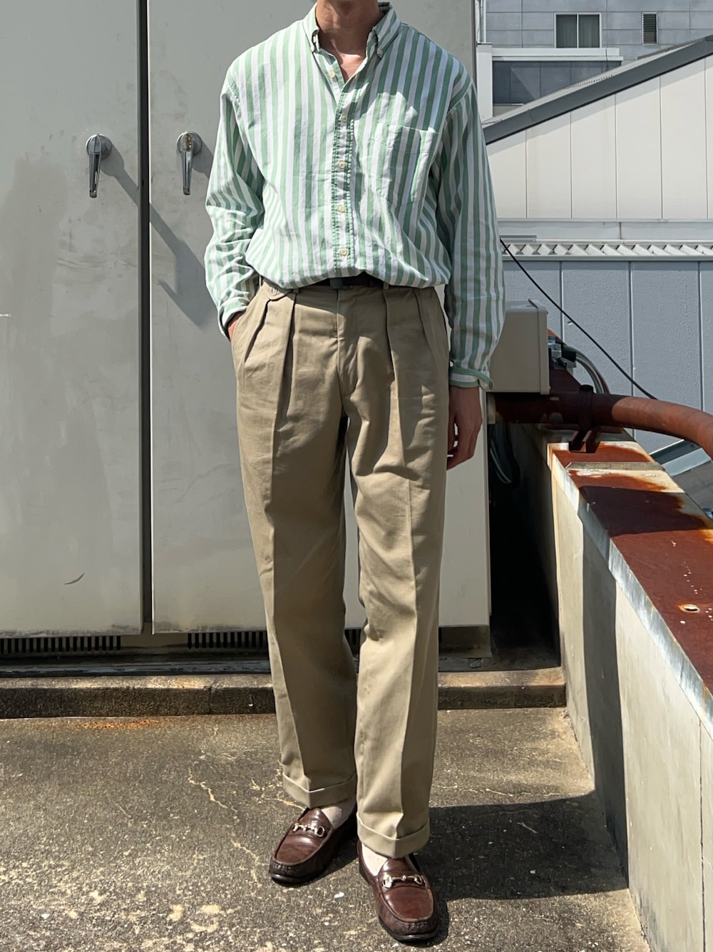 「J.CREWのアイテム（シャツ/ブラウス、グリーン系）」を使った、二軒茶屋さん（メンズ・178cm）の春コーディネートの1枚目の写真