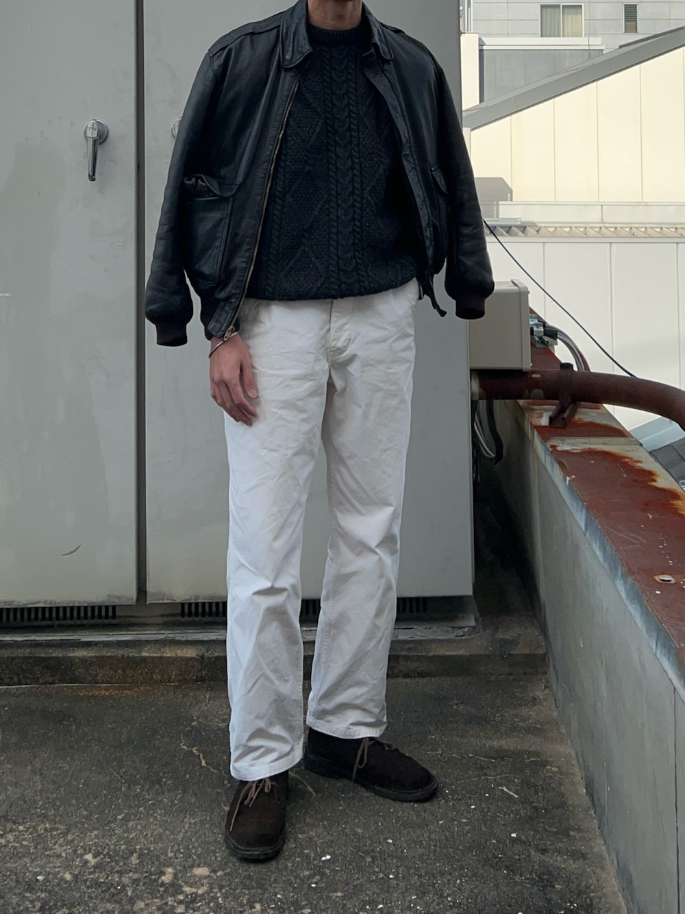 「A-2」｜「PHIGVELのアイテム（チノパンツ、ホワイト系）」を使った、二軒茶屋さん（メンズ・178cm）の冬コーディネートの1枚目の写真