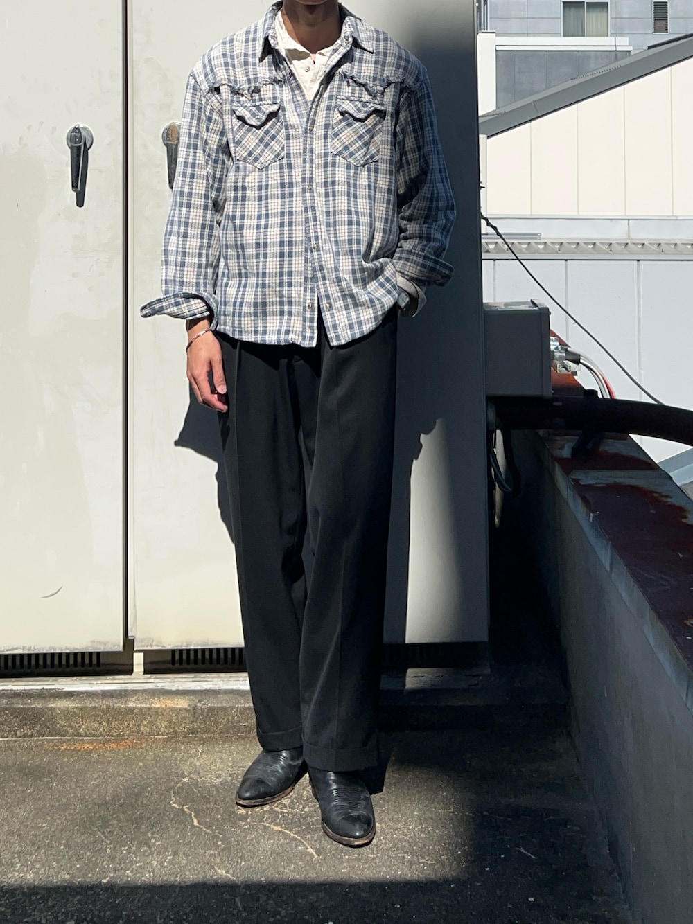 「justinのアイテム（ブーツ、ブラック系）」を使った、二軒茶屋さん（メンズ・178cm）の秋コーディネートの1枚目の写真