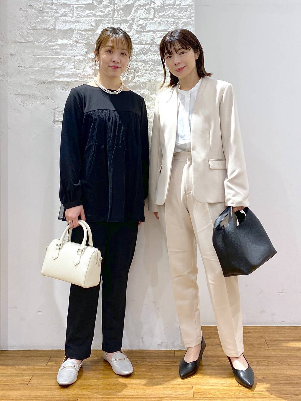 ベージュ系のスーツパンツ、ブラック系のその他パンツ、ベージュ系のスーツジャケットを着用したレディースの冬コーディネートの1枚目の写真