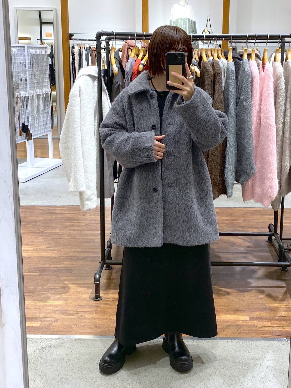 ブルー系のTシャツ/カットソー、ブラック系のブーツ、グレー系のその他アウターを着用したレディースの秋コーディネートの1枚目の写真