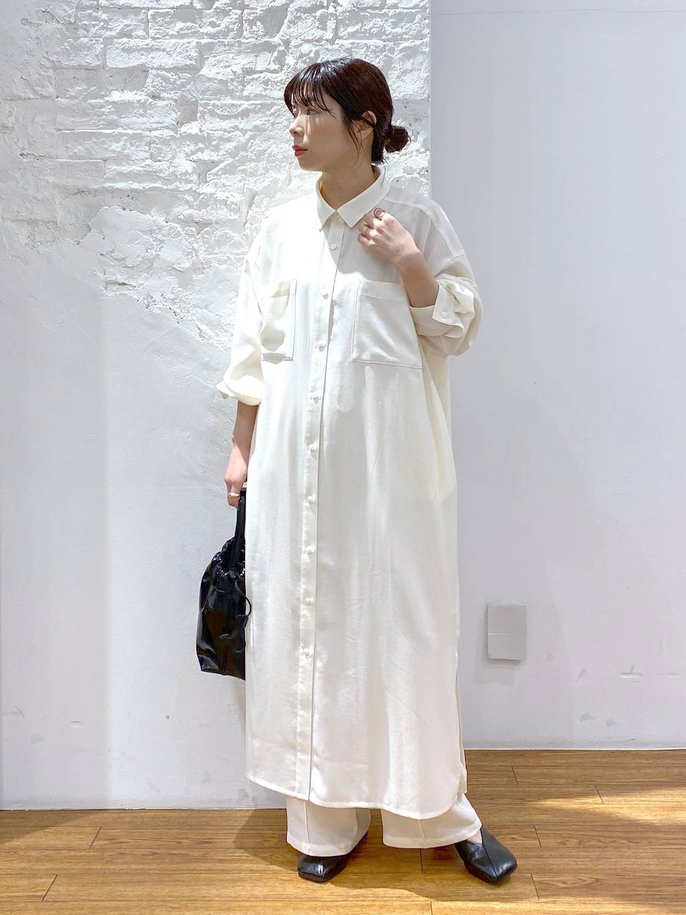 「LEPSIM、ママコーデ、着痩せ・細見え、着痩せ、シャツワンピース、新作、シンプルコーデ、春夏コーデ、春コーデ」｜「LEPSIMのマルチメリットカルゼ長袖ワンピース　242484（ワンピース、ホワイト系）」を使った、mayaさん（レディース・158cm）の春コーディネートの1枚目の写真