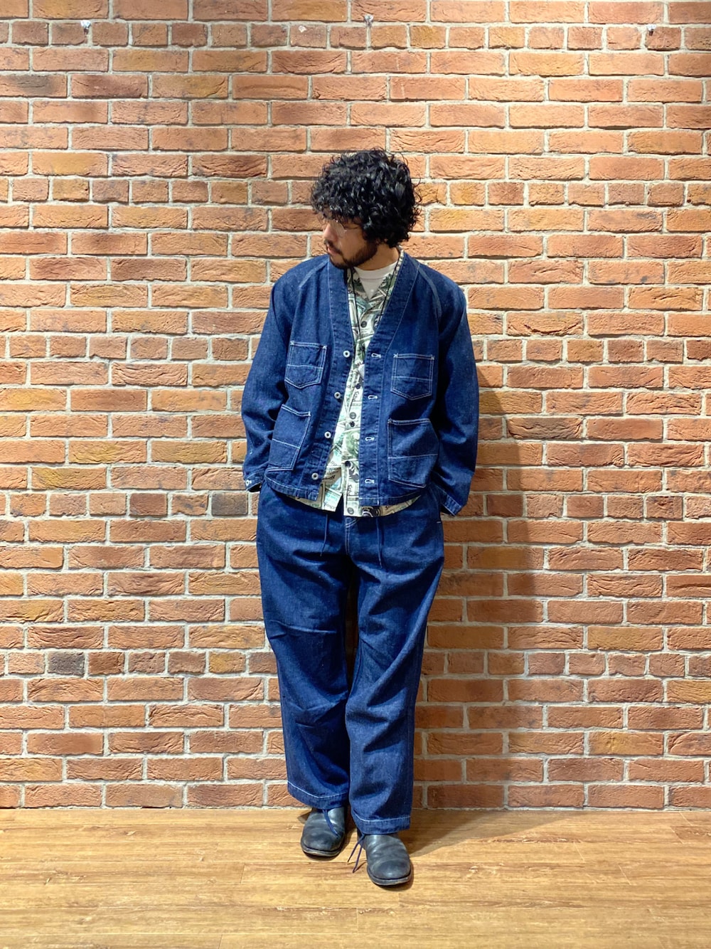 ブルー系のデニムパンツ、その他のシャツ/ブラウス、ブルー系のデニムジャケットを着用したメンズの冬コーディネートの1枚目の写真