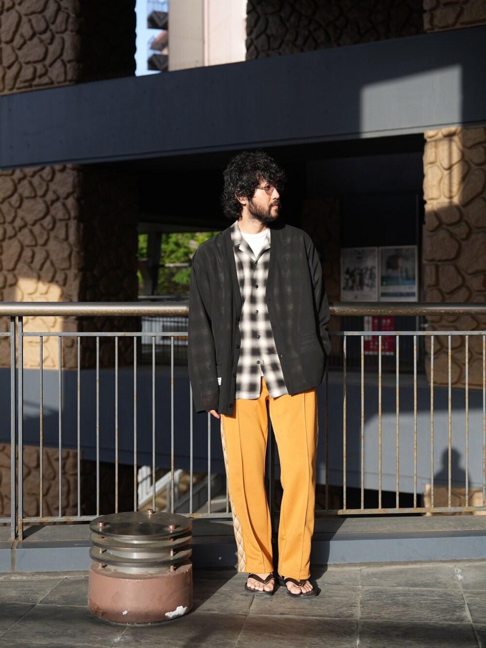 オレンジ系のその他パンツ、ブラック系のシャツ/ブラウス、ブラック系のカーディガン/ボレロを着用したメンズの春コーディネートの1枚目の写真