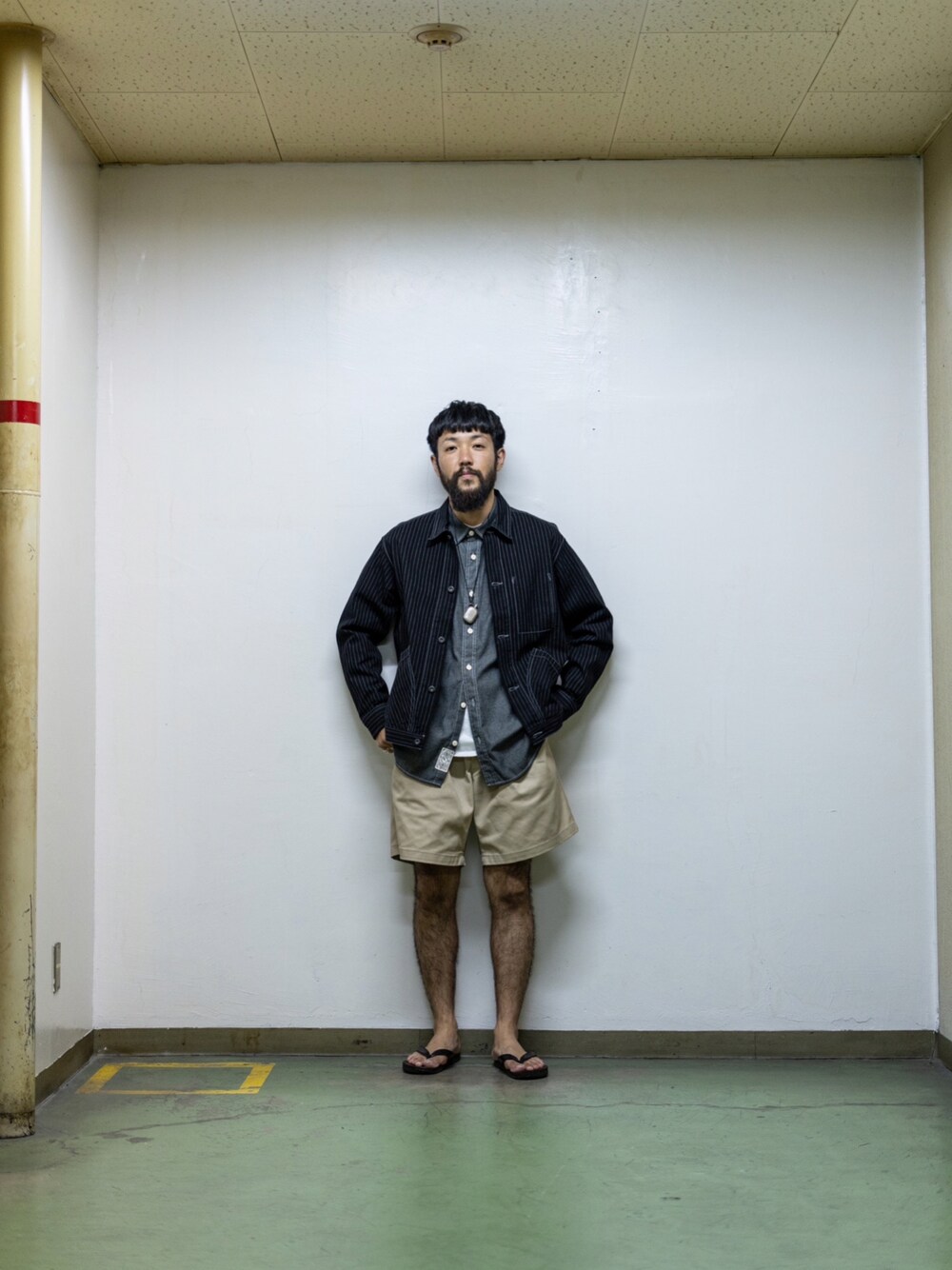 グリーン系のその他パンツ、ブラック系のシャツ/ブラウス、ブラック系のカバーオールを着用したメンズの夏コーディネートの1枚目の写真