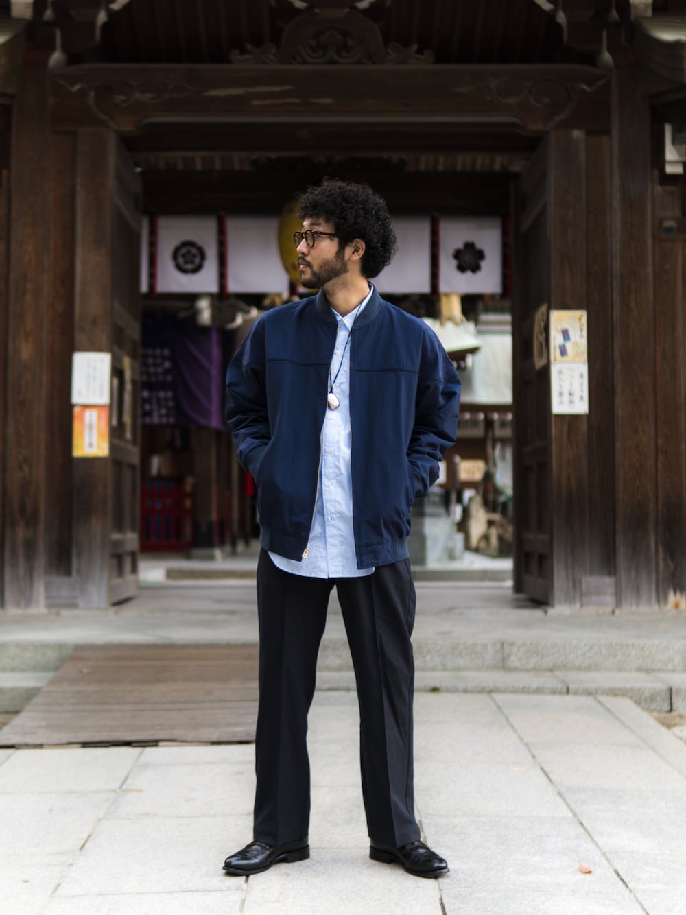 ブルー系のブルゾン、ブルー系のシャツ/ブラウス、パープル系のパンツを着用したメンズの秋コーディネートの1枚目の写真