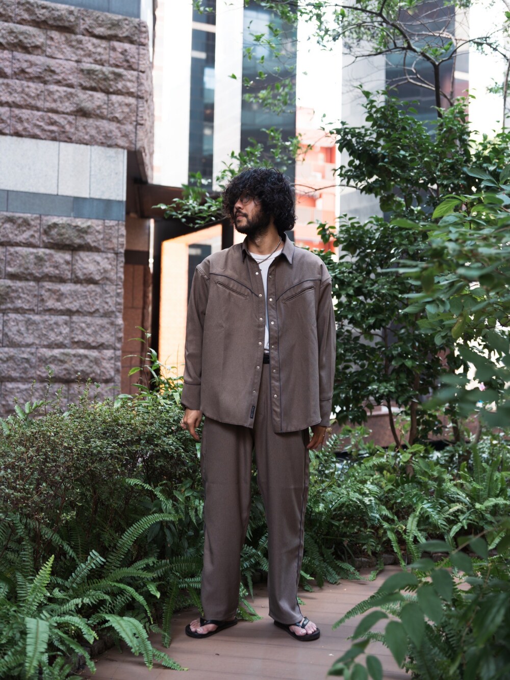 ベージュ系のパンツ、ベージュ系のシャツ/ブラウス、ホワイト系のTシャツ/カットソーを着用したメンズの夏コーディネートの1枚目の写真