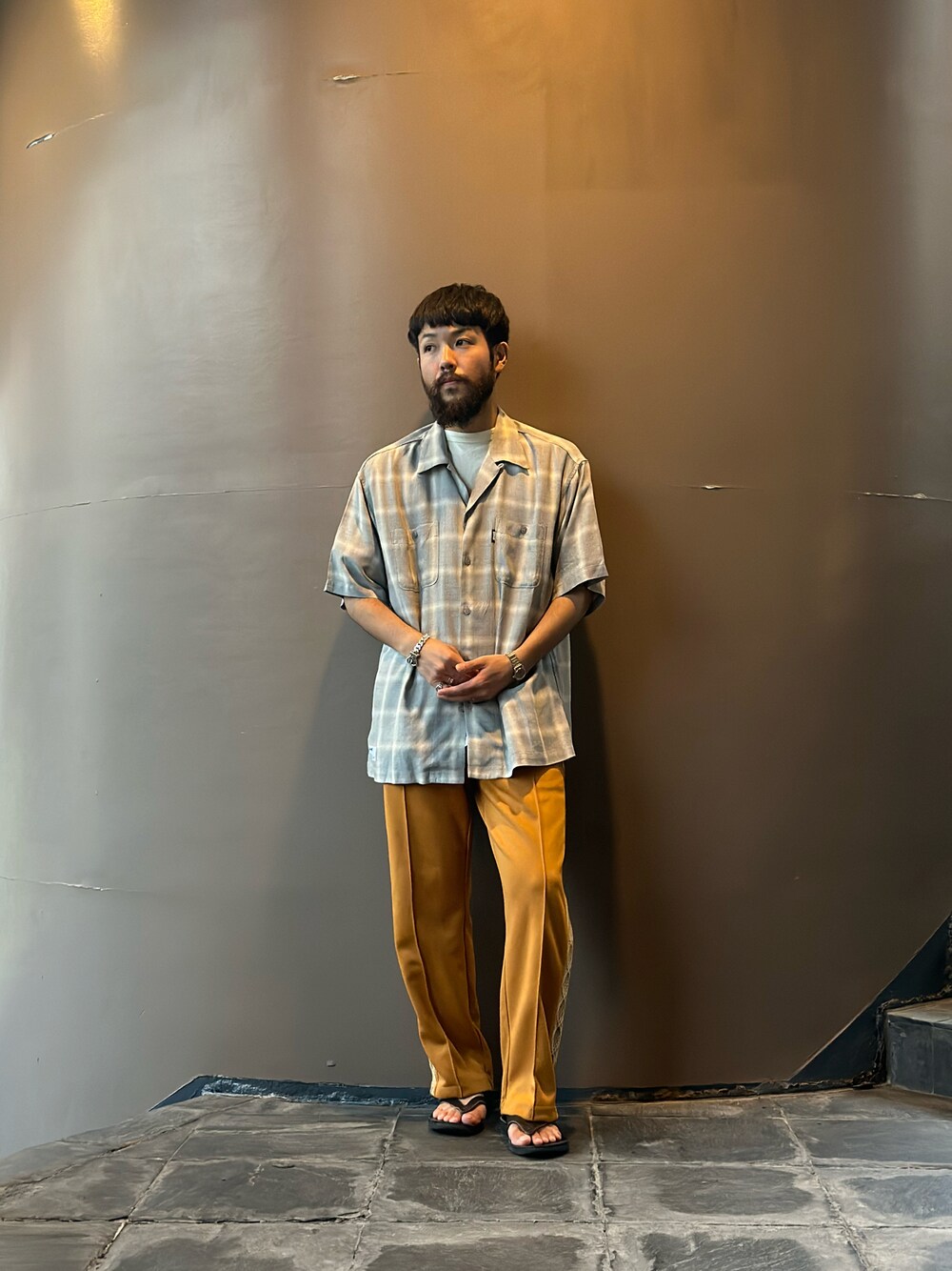 オレンジ系のその他パンツ、グレー系のシャツ/ブラウスを着用したメンズの夏コーディネートの1枚目の写真