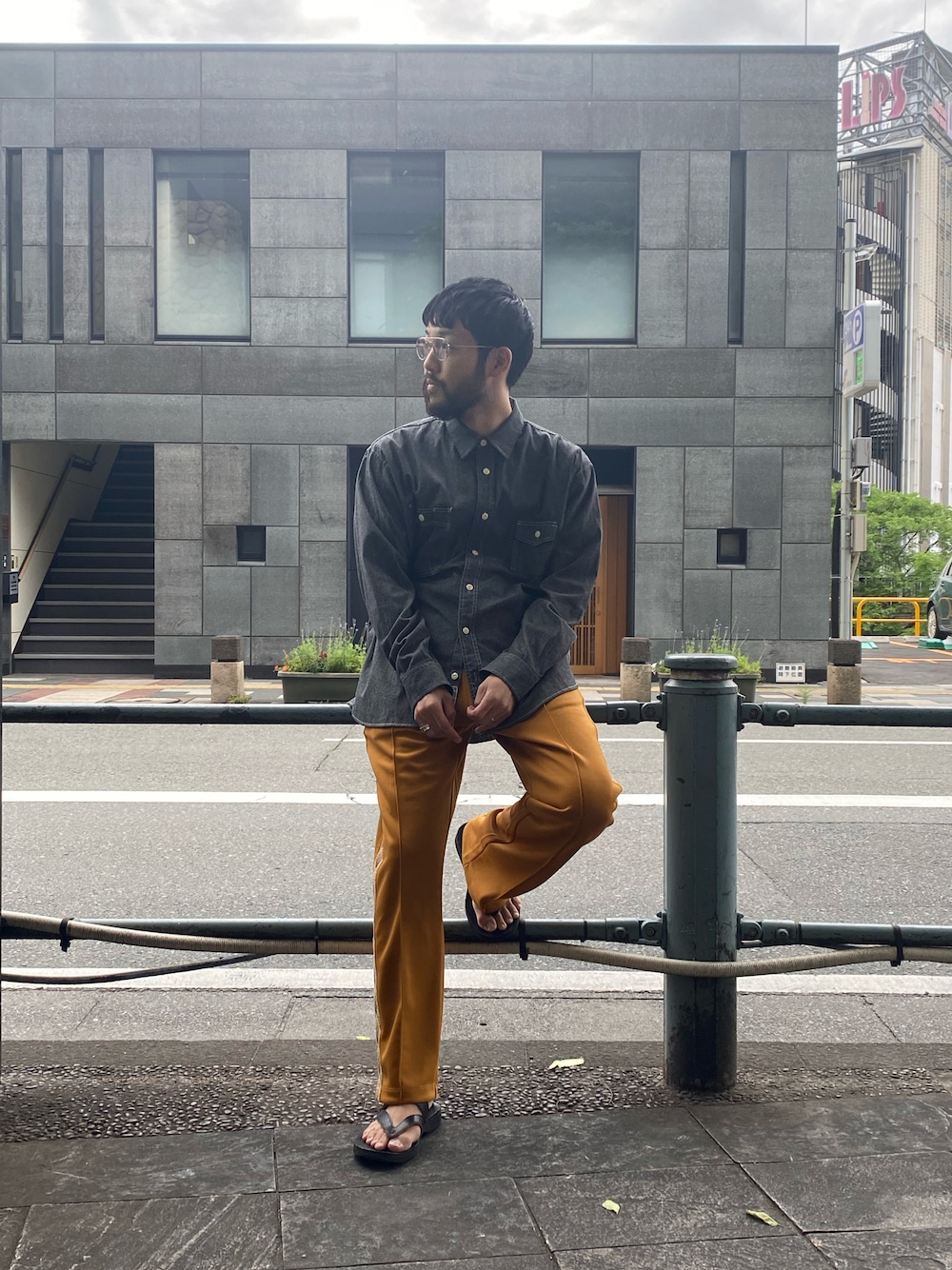 オレンジ系のその他パンツ、ブラック系のシャツ/ブラウスを着用したメンズの春コーディネートの1枚目の写真