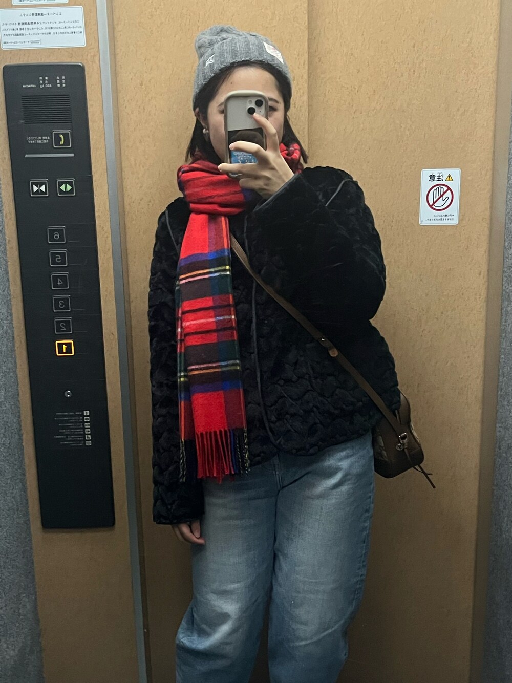 「冬コーデ、ニット帽、フェイクファー、デニム、赤チェック」｜「GUCCIのアイテム（ショルダーバッグ、ブラウン系）」を使った、nkさん（レディース・157cm）の冬コーディネートの1枚目の写真