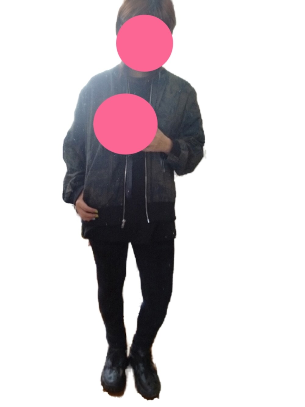 「カーキアウター、黒パンツ、黒スニーカー、黒Tシャツ、あつぞこスニーカー」｜「Lace Ladiesのアイテム（スニーカー、ブラック系）」を使った、T.A さん（レディース・149cm）の春コーディネートの1枚目の写真