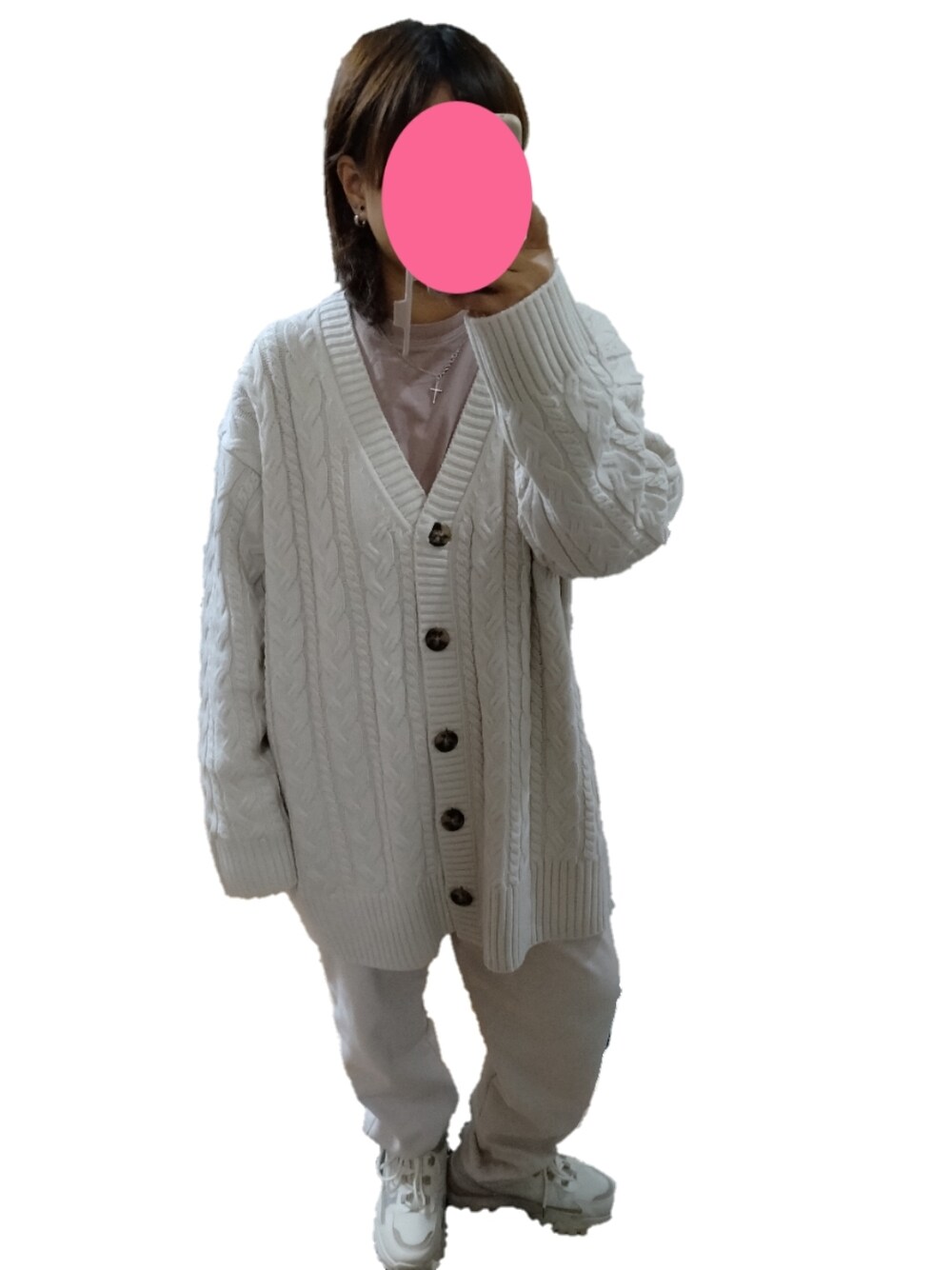 「白カーデ、白カーディガン、白×ピンク、白パンツ、ラフ着、ラフコーデ」｜「Lace Ladiesのアイテム（スニーカー、ホワイト系）」を使った、T.A さん（レディース・149cm）の冬コーディネートの1枚目の写真