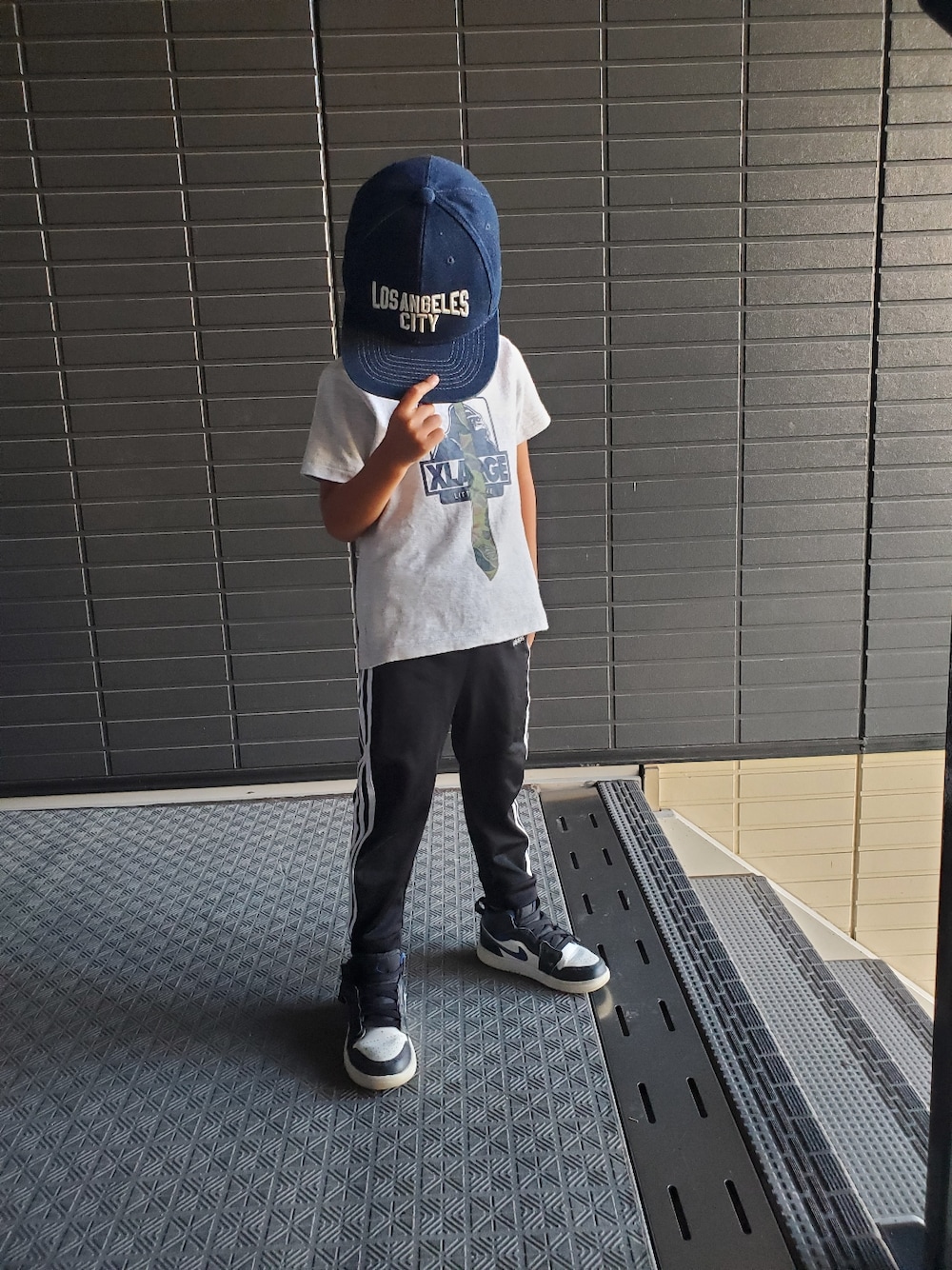 「アディダスオリジナルス」｜「adidasのアイテム（セットアップ、ブラック系）」を使った、Ritton go!go!さん（キッズ・100cm）の秋コーディネートの1枚目の写真