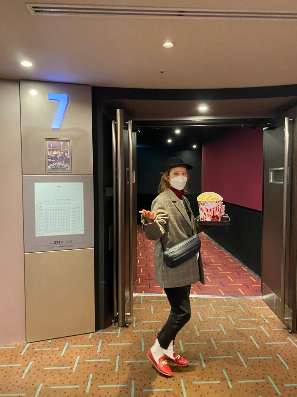 ブラウン系のテーラードジャケット、レッド系のローファー、ブラック系のパンツを着用したレディースの冬コーディネートの1枚目の写真