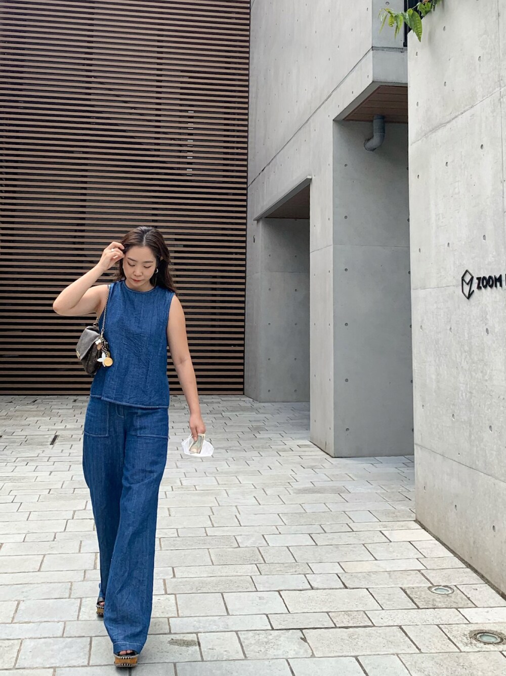 「シンプル、大人カジュアル、ootd、夏コーデ、夏、セットアップ」｜「LOUIS VUITTONのアイテム（バッグ、ブラウン系）」を使った、hannannyさん（レディース・153cm）の夏コーディネートの1枚目の写真
