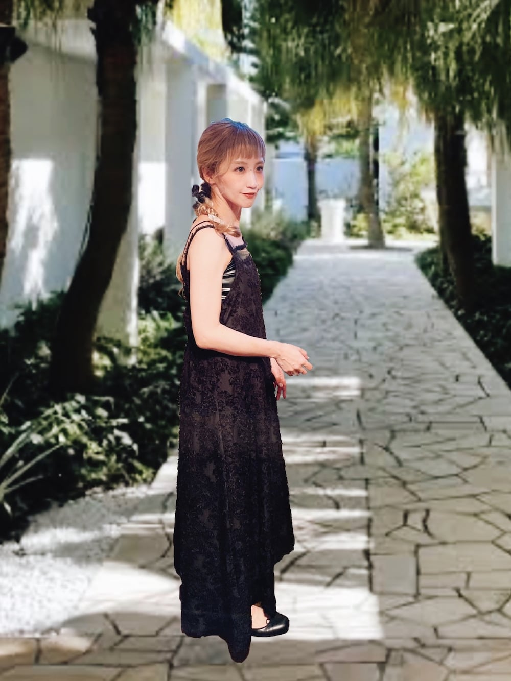 ブラック系のワンピース/ドレス、ブラック系のチューブトップ、ブラック系のバレエシューズを着用したレディースの春コーディネートの1枚目の写真