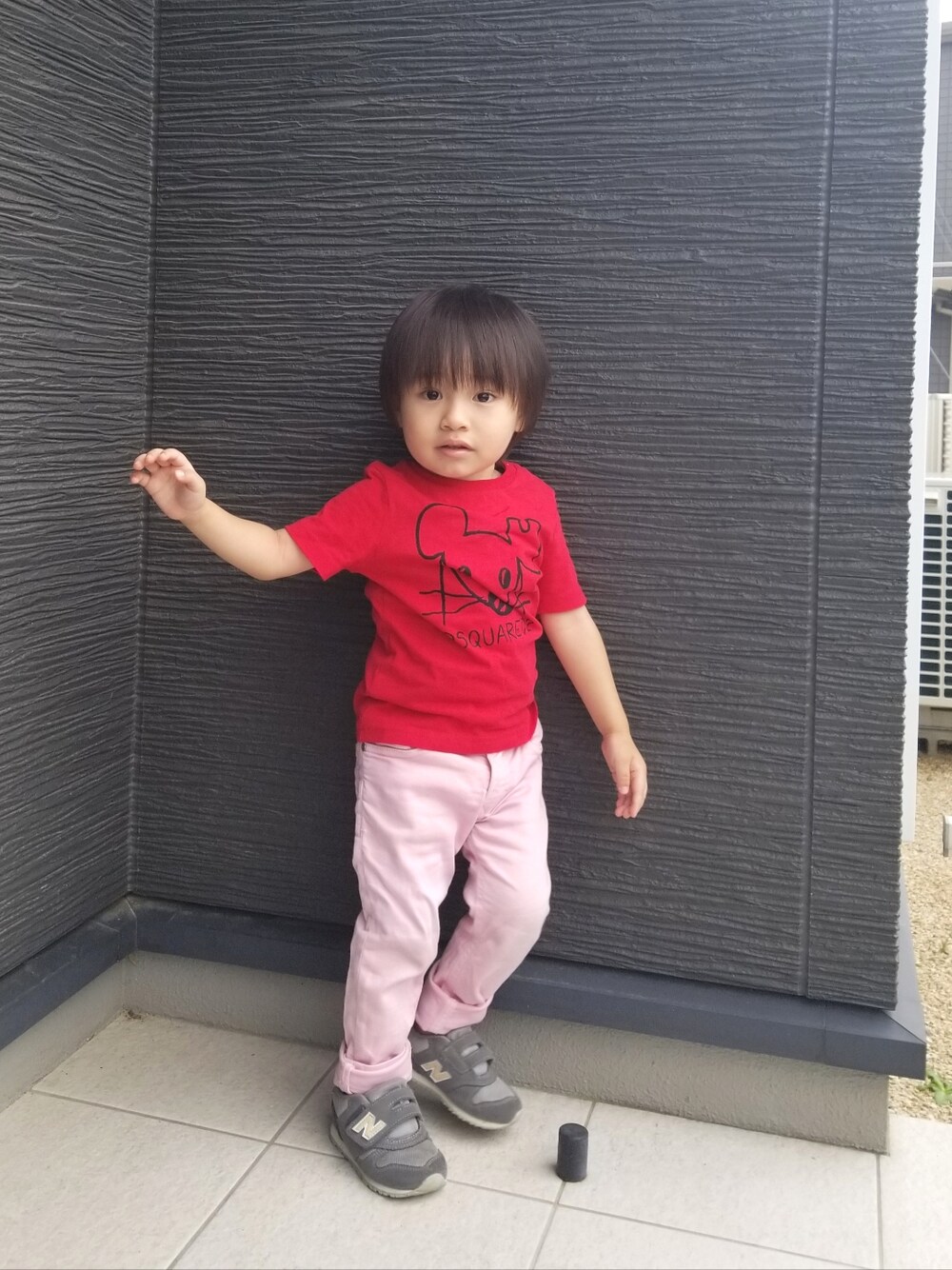 「きれいめカジュアル、ピンク、今日のコーデ、男の子コーデ、ディーゼル、デニム、デニムパンツ、Tシャツ」｜「DSQUARED2のアイテム（Tシャツ/カットソー、レッド系）」を使った、RUIKI&GAIAさん（キッズ・90cm）の秋コーディネートの1枚目の写真