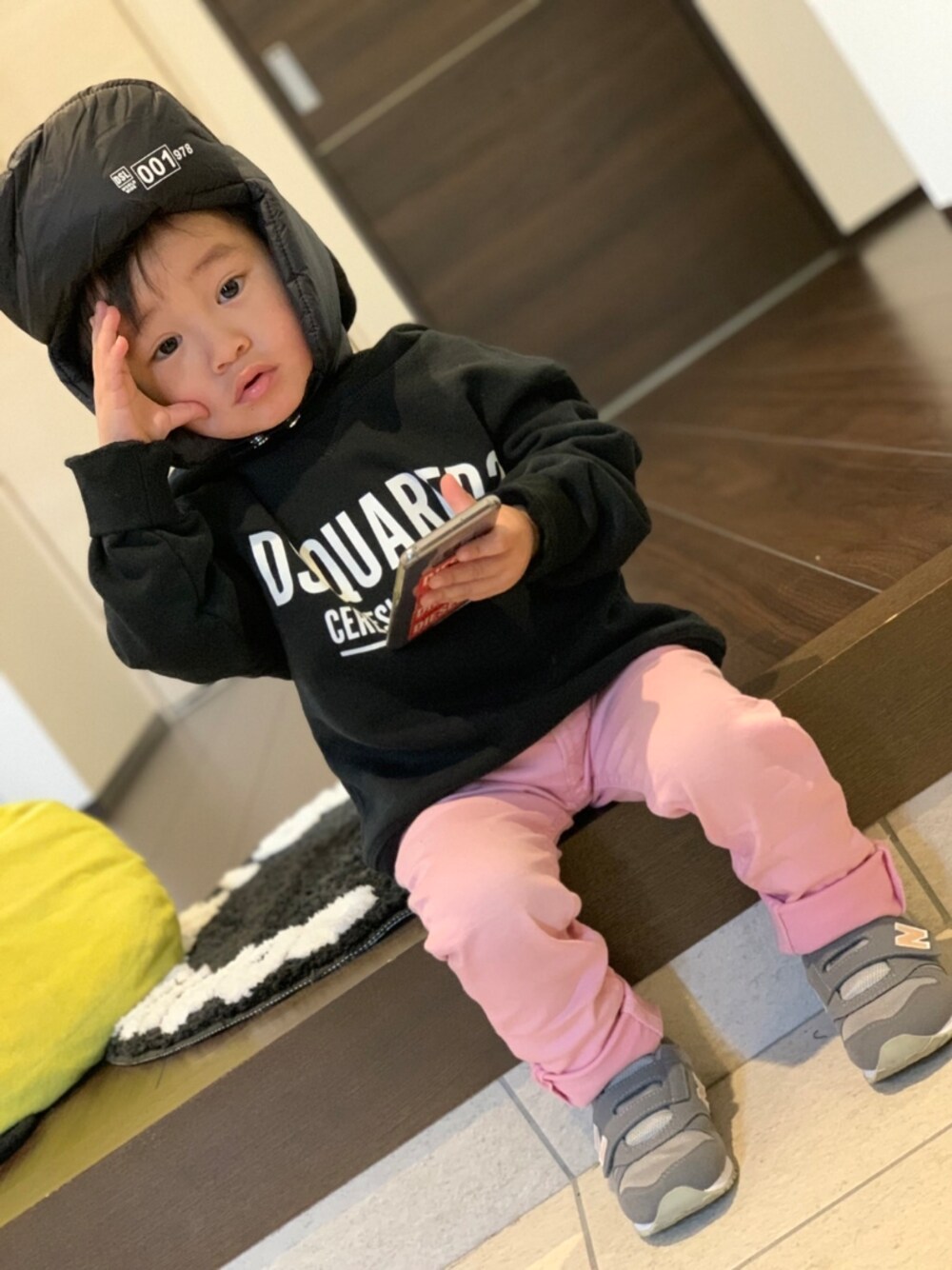 「私の推しブランド、冬コーデ、休日コーデ、キッズコーデ、男の子コーデ、スニーカーコーデ、男の子、スニーカー、パーカー、ニューバランス」｜「DIESEL KIDSのアイテム（帽子、ブラック系）」を使った、RUIKI&GAIAさん（キッズ・80cm）の冬コーディネートの1枚目の写真