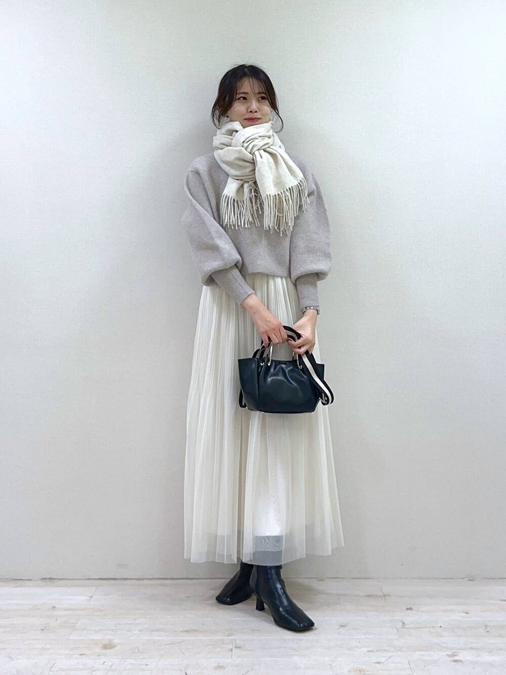 「apart by lowrys、スカート、ロングスカート、バッグ、秋コーデ、冬コーデ、ストール、マフラー、ブーツ」｜「A part byのラメチュールプリーツスカート（スカート、ホワイト系）」を使った、rinさん（レディース・164cm）の冬コーディネートの1枚目の写真