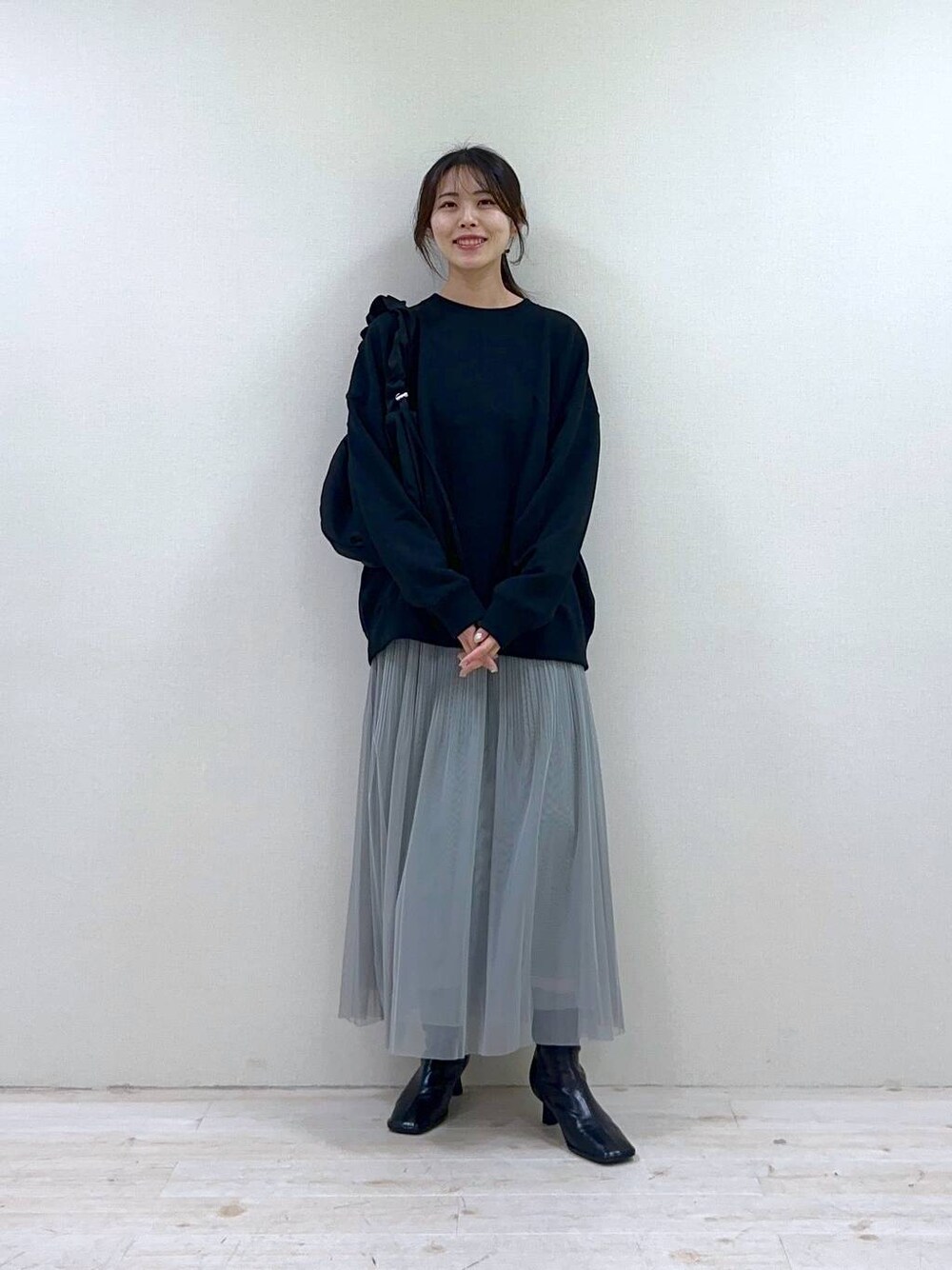 「apart by lowrys、ロングスカート、ブーツ、冬コーデ、春コーデ、ショルダーバッグ、カジュアル、スウェット、スカート」｜「A part byのスクエアステッチショートブーツ（ブーツ、ブラック系）」を使った、rinさん（レディース・164cm）の冬コーディネートの1枚目の写真