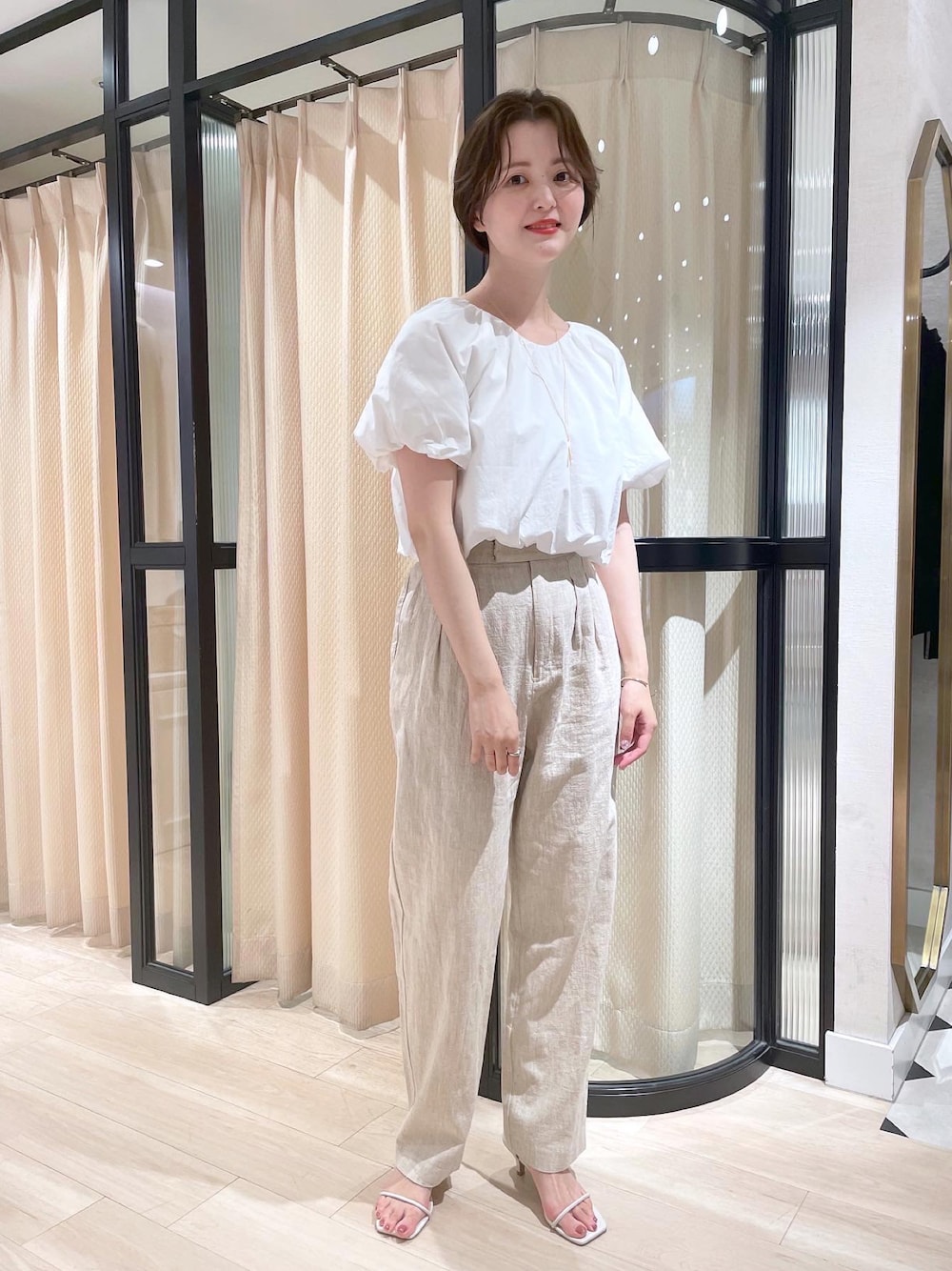 「ラクチンコーデ、ワントーンコーデ、ストラップサンダル、バルーンスリーブ、白ブラウス、omekashi、白トップス、リネンパンツ、お出かけコーデ、大人ガーリー」｜「Omekashiのリネンタックパンツ（スラックス、ベージュ系）」を使った、anna  aoyamaさん（レディース・161cm）の夏コーディネートの1枚目の写真
