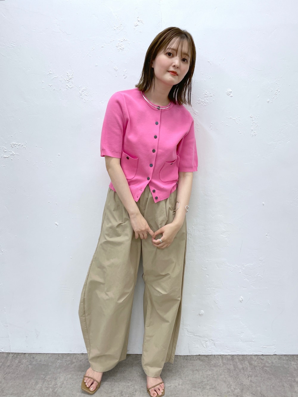 「オトナ女子、シンプルコーデ、カーブパンツ、ストラップサンダル、トレンド、ピンク、きれいめカジュアル、大人可愛い、イエベ春、骨格ウェーブ、春夏コーデ、omekashi、初夏コーデ、カーディガン、大人コーデ」｜「Omekashiの半袖強撚スウェットライクポケットカーディガン（カーディガン/ボレロ、ホワイト系）」を使った、anna  aoyamaさん（レディース・161cm）の春コーディネートの1枚目の写真