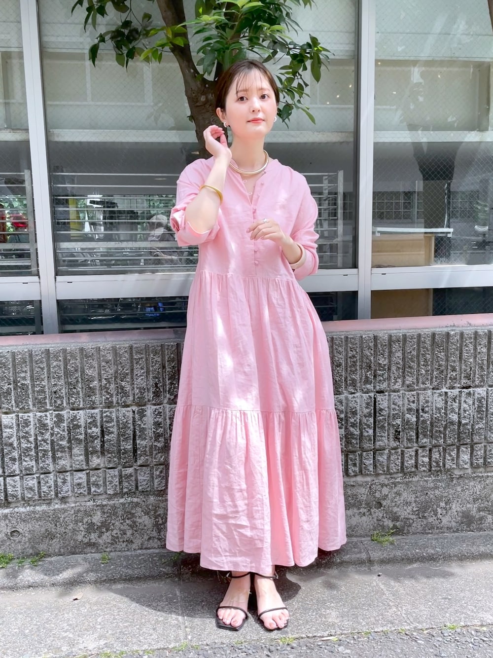 「オトナカジュアル、お出かけコーデ、ワンピース、ピンク、大人かわいい、ロングワンピース、ストラップシューズ、大人女子、シンプル、骨格ウェーブ、イエベ春、サンダルコーデ、夏コーデ、ワントーンコーデ、ワンピースコーデ」｜「Omekashiのスクエアストラップヒールサンダル（サンダル、ブラック系）」を使った、anna  aoyamaさん（レディース・161cm）の春コーディネートの1枚目の写真