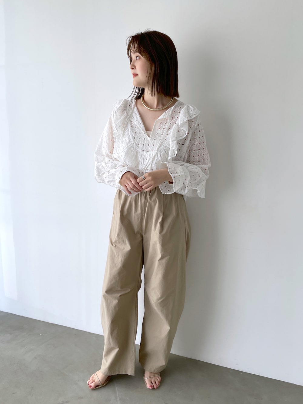 「ビッグシルエット、カーブパンツ、淡色コーデ、レースブラウス、ストラップサンダル、春服、大人可愛い、パンツコーデ、トレンド、ブラウス、大人カジュアル、骨格ウェーブ、イエベ春、チョーカー、淡色女子」｜「Omekashiのイージーカーブパンツ（チノパンツ、ベージュ系）」を使った、anna  aoyamaさん（レディース・161cm）の春コーディネートの1枚目の写真