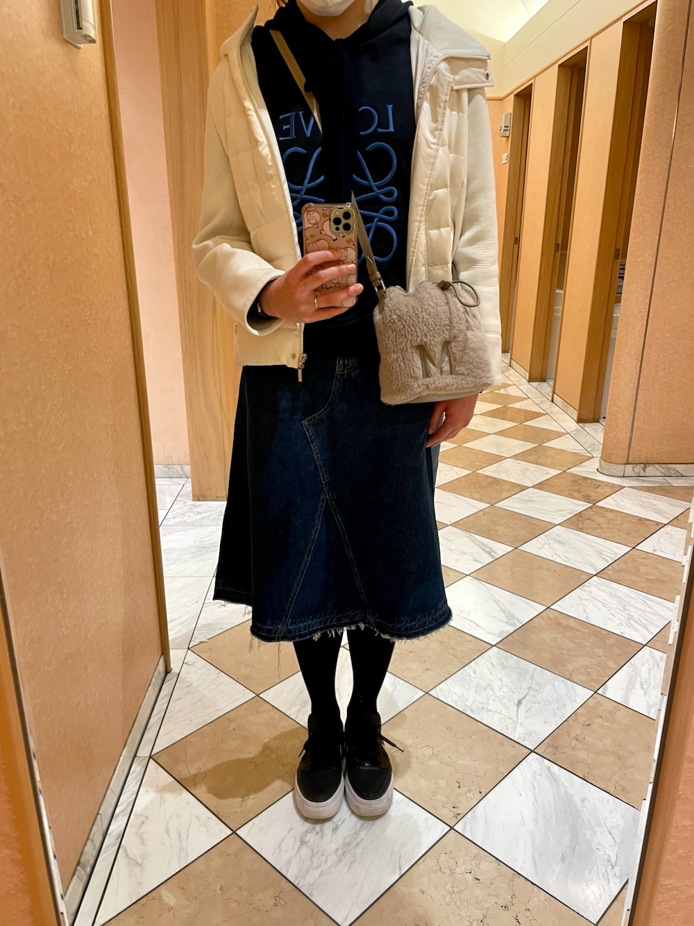 LOEWEのデニムスカートを使った人気ファッションコーディネート