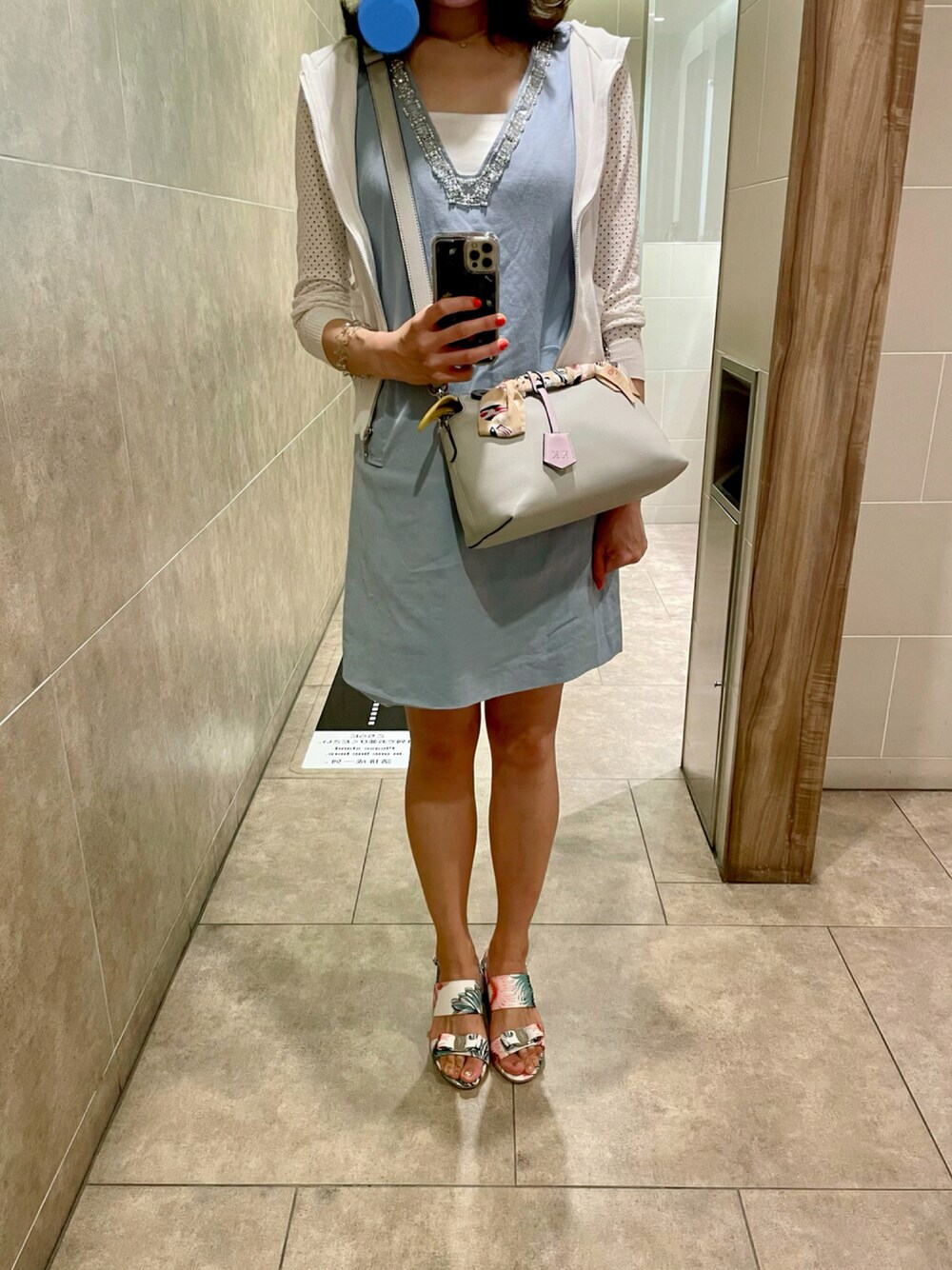 「休日スタイル、デニムワンピース、tiffany&co、FENDI、オトナカジュアル、salvatoreferragamo、summer style、メッシュパーカー、オトナ女子、アベニールエトワール」｜「Aveniretoileのアイテム（ワンピース、ブルー系）」を使った、🌼𝓀𝒶ℴ𝓇𝓊🌼さん（レディース・168cm）の秋コーディネートの1枚目の写真
