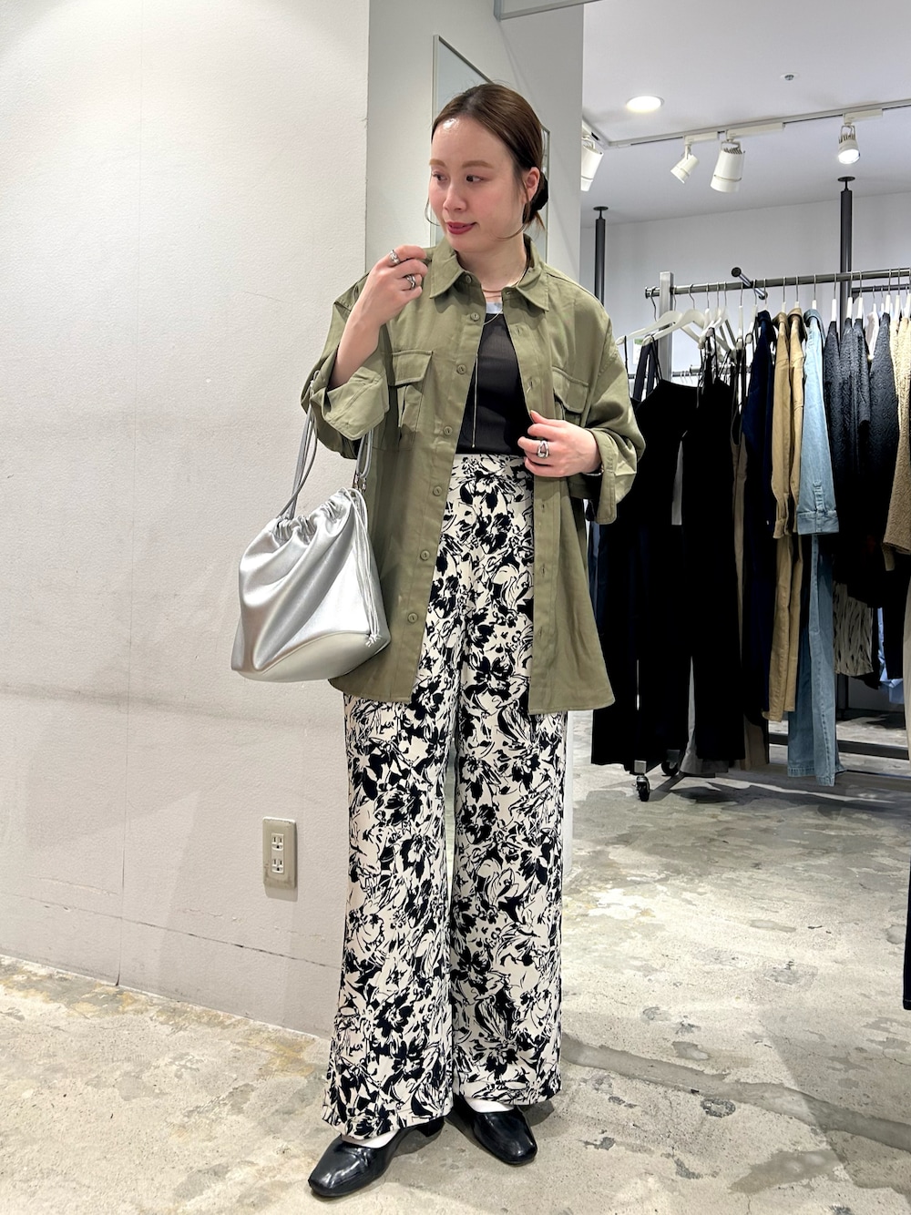 グリーン系のシャツ/ブラウス、ブラック系のその他パンツ、シルバー系のショルダーバッグを着用したレディースの春コーディネートの1枚目の写真